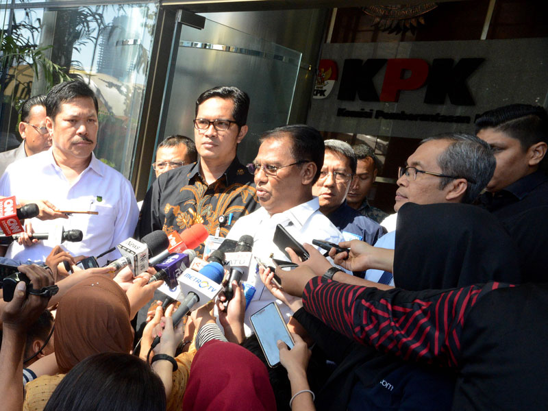 Wakil Ketua KPK Alexander Marwata (kanan) mendampingi Jaksa Agung Muda Pengawasan M Yusni dan Jaksa Agung Muda Bidang Intelijen Jan Marinka.