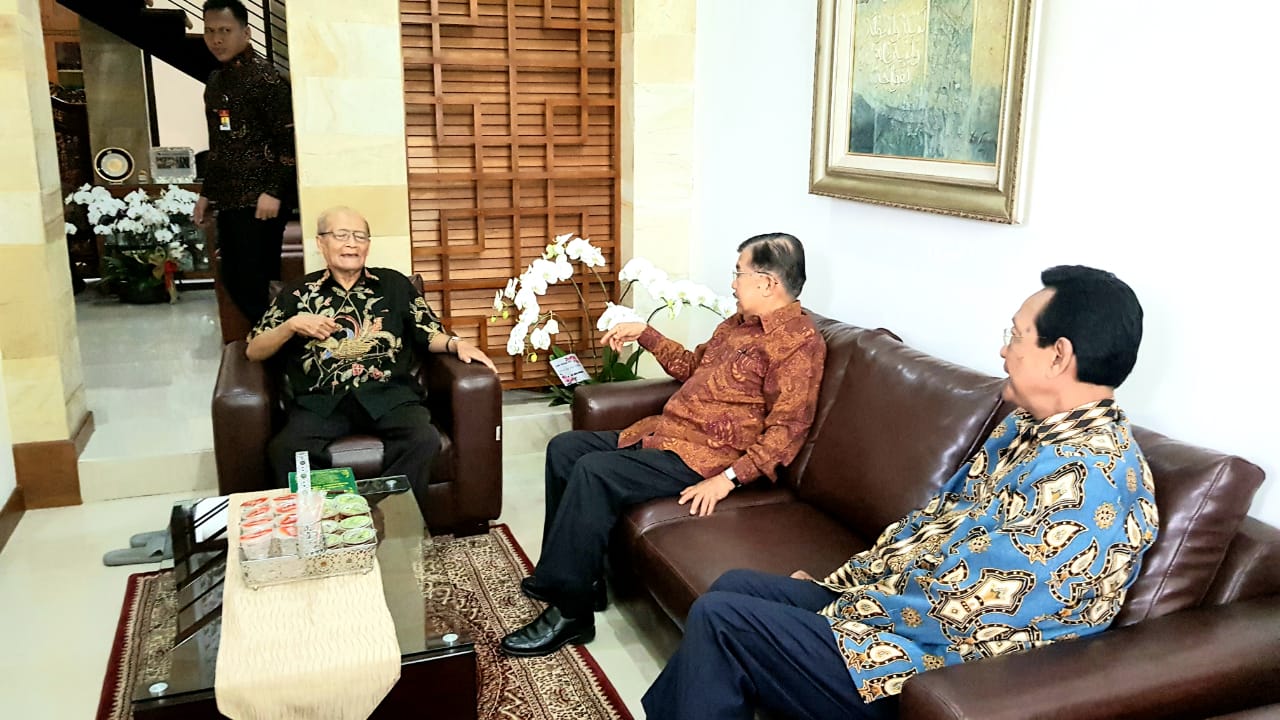 Wakil Presiden Jusuf Kalla (tengah) didampingi Sri Sultan Hamengkubuwono X menjenguk Buya Syafii