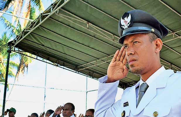 Kepala Desa Hadakewa, Klemens Kewaaman saat menjadi inspektur upacara HUT ke-74 Kemerdekaan RI, NTT NTT, Sabtu (17/8).