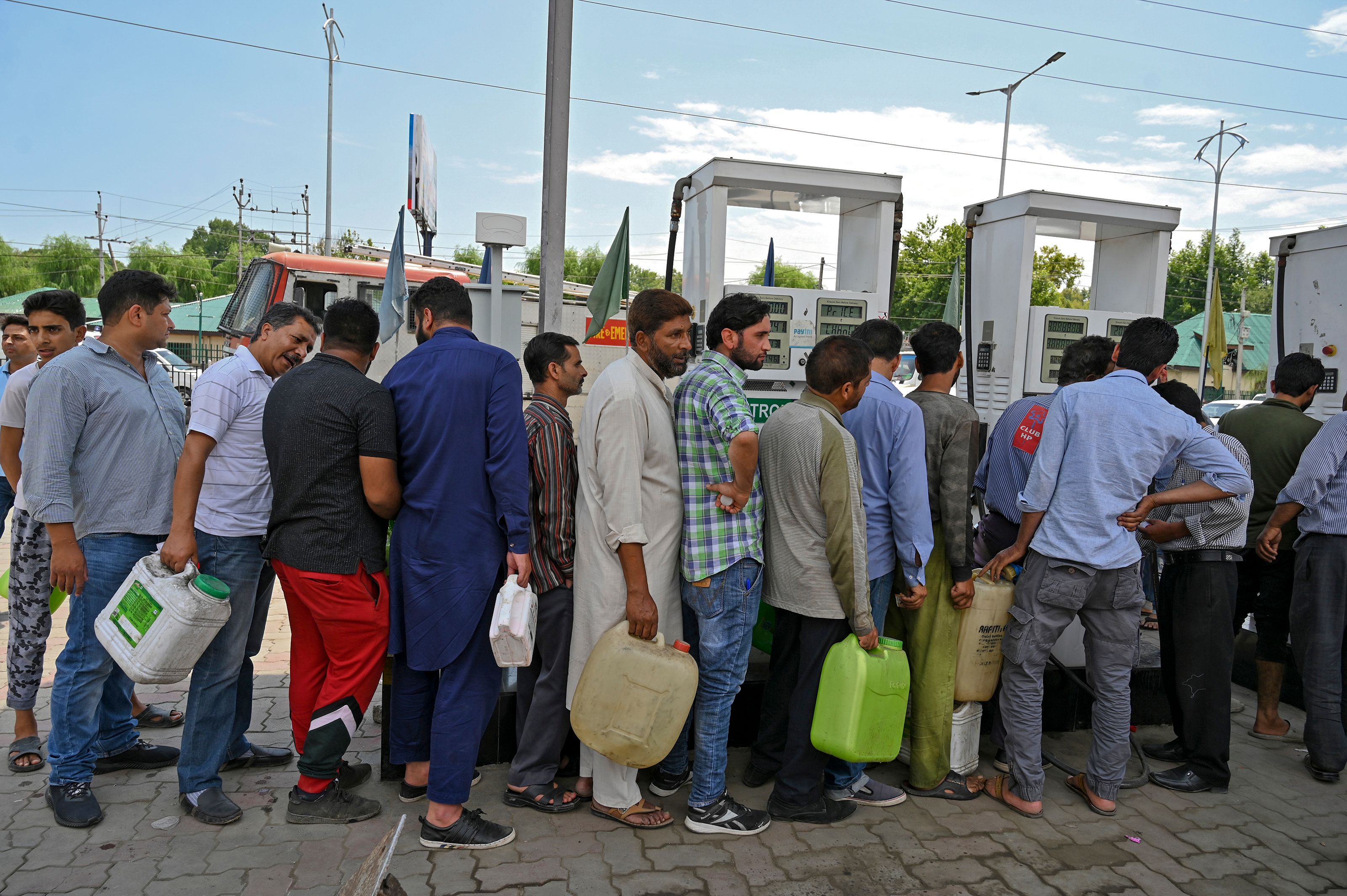 Pemerintah India pada 2 Agustus mengatakan kepada para wisatawan untuk meninggalkan Kashmir karena 