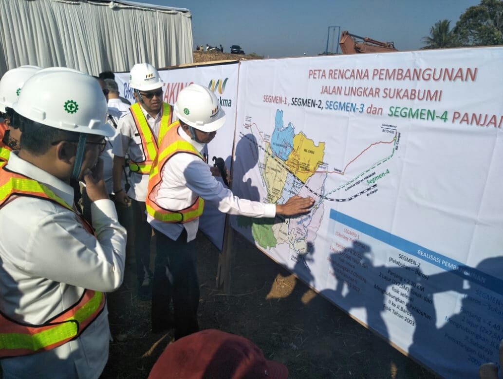 Gubernur Jawa Barat Ridwan Kamil (paling kiri) menyimak pemaparan proyek pembangunan flyover lingkar selatan Sukabumi, Rabu (21/8). 