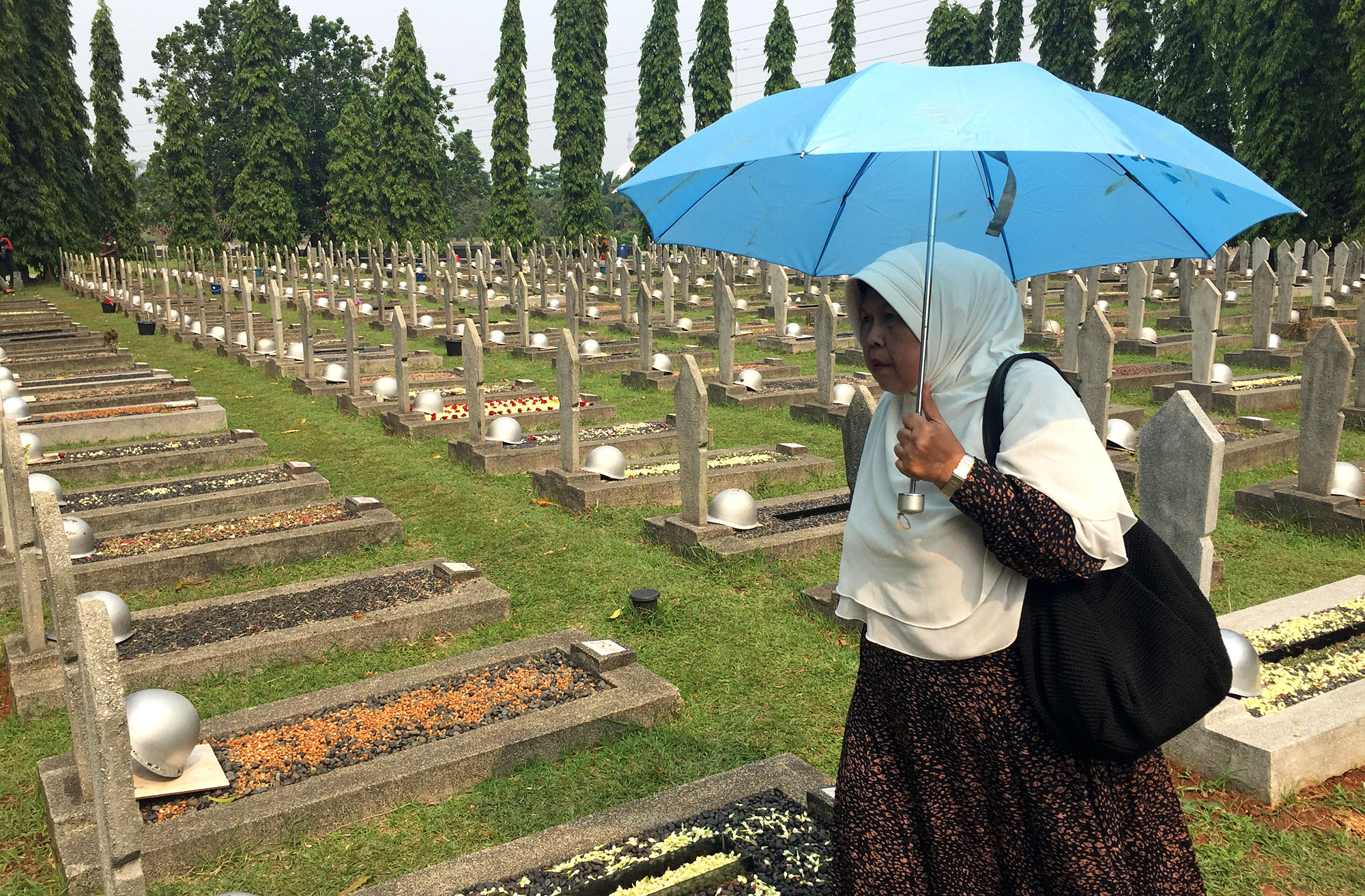 Masyarakat melakukan ziarah d Taman Makam Pahlawan kalibata