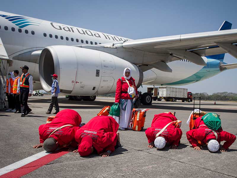 Jemaah haji melakukan sujud syukur setibanya di Bandara Adi Soemarmo, Boyolali, Jawa Tengah, Minggu (18/8/2019).