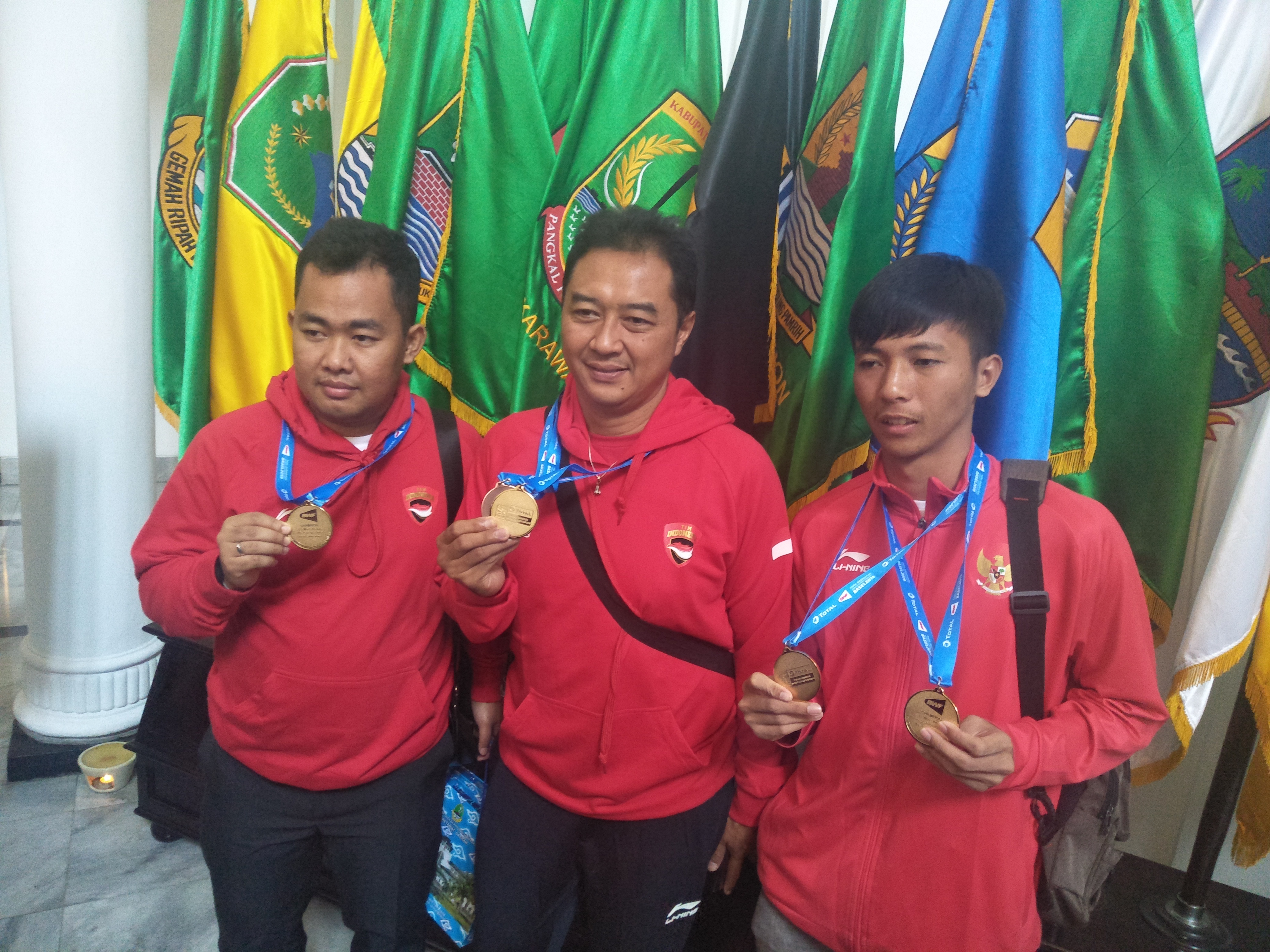 Tuga atlet paralimpik Jawa Barat peraih medali emas. 