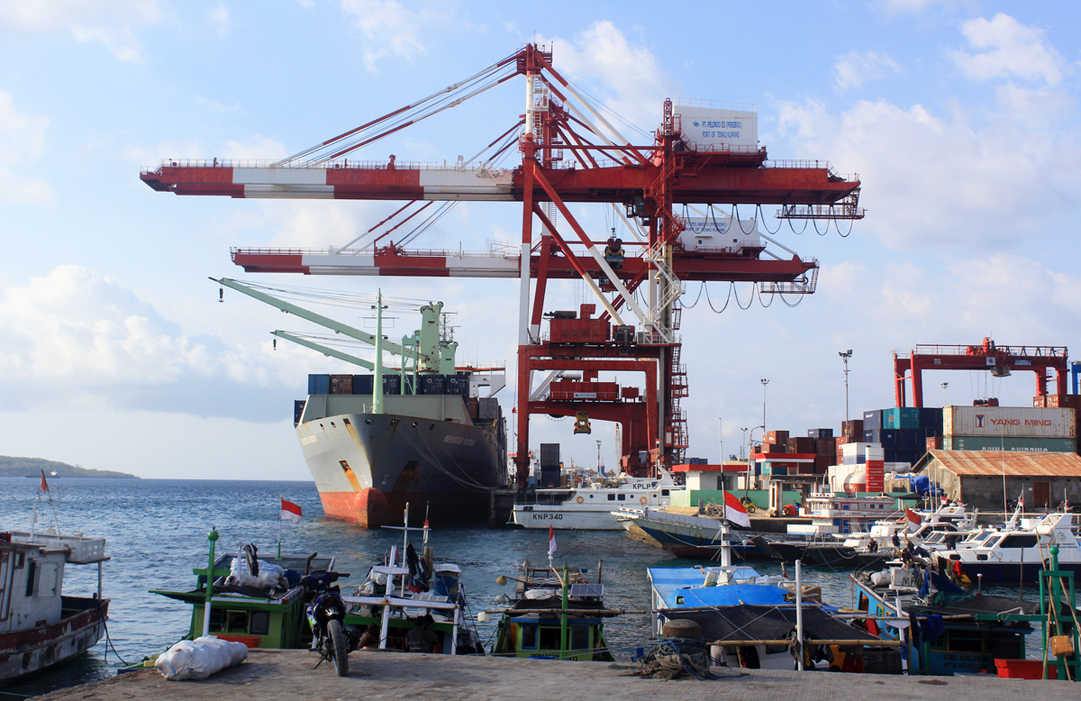 Aktivitas bongkar-muat di Pelabuhan Peti Kemas di Tenau, Kupang, Nusa Tenggara Timur.