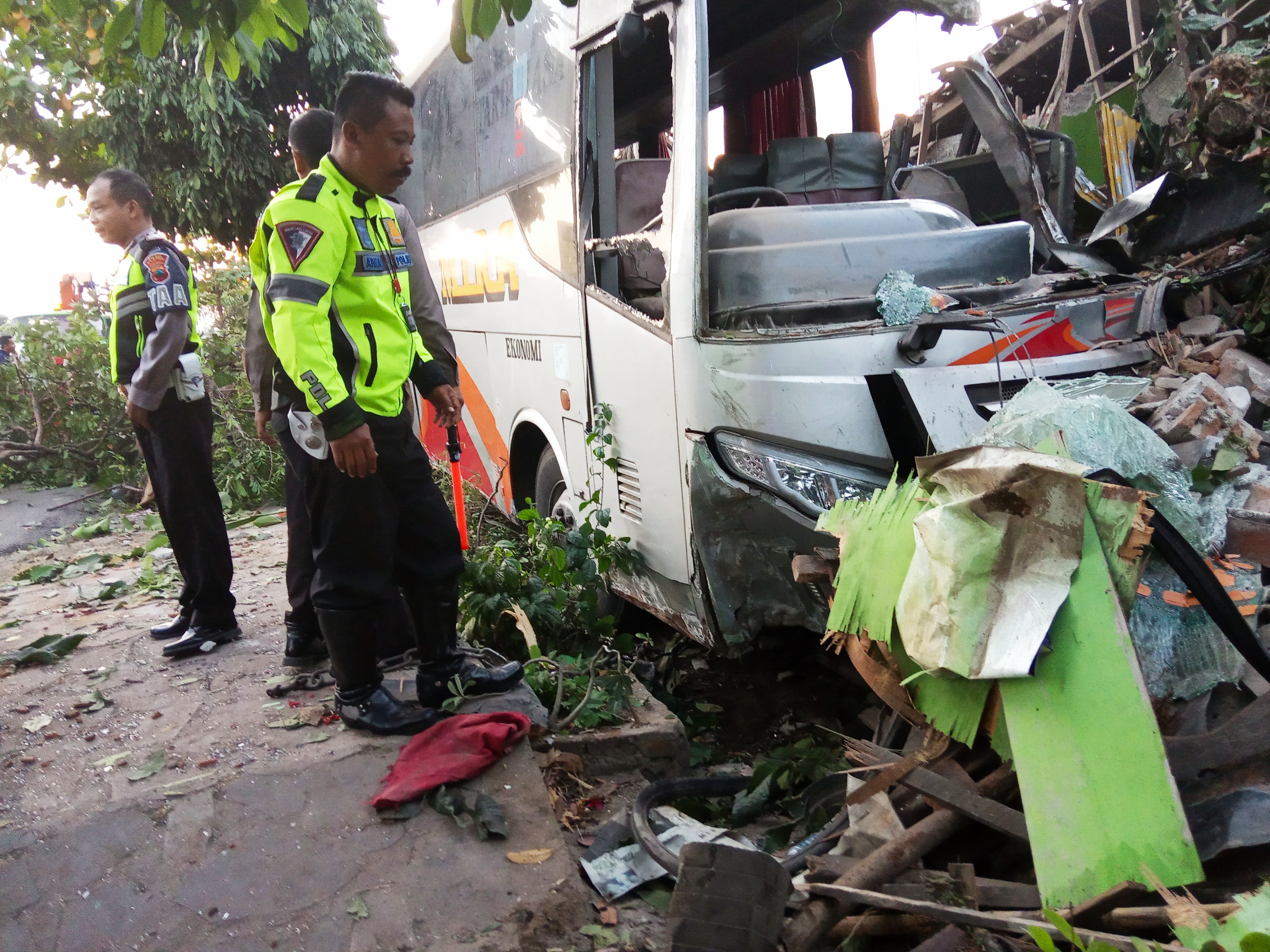 Bus Mira yang menabrak tiga rumah warga Klaten di Jalan Raya Yogya-Solo.
