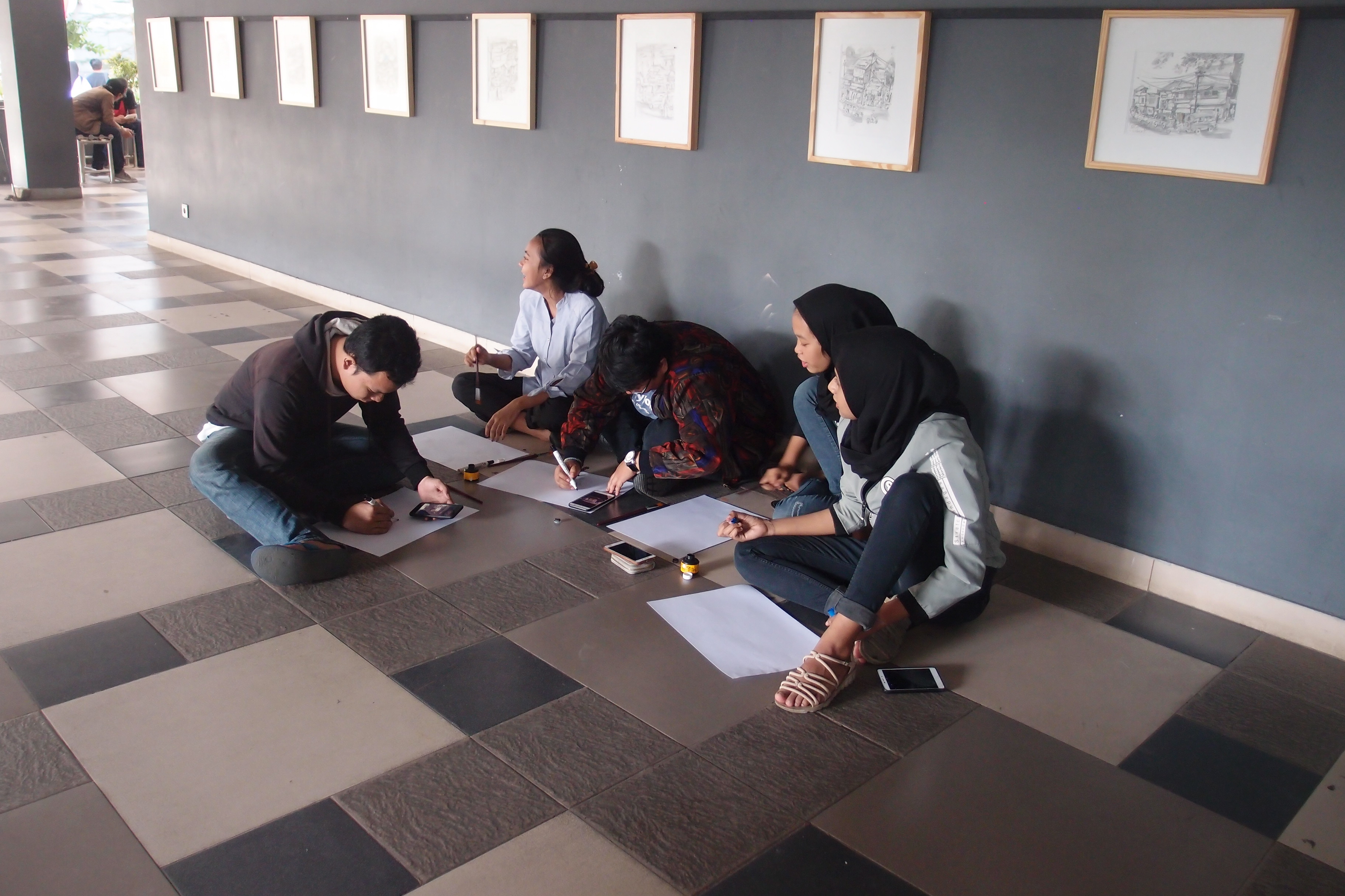 : Para remaja, asal daerah Kwitang, sedang mengikuti workshop mengambar sketsa yang dibimbing oleh dosen seni rupa IKJ.