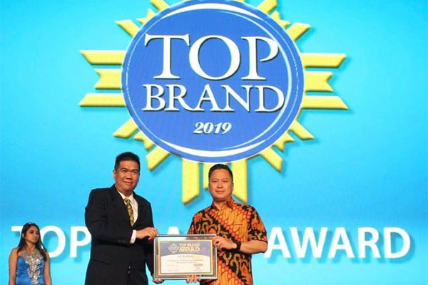 Head of Marketing PT. Gajah Tunggal Leonard Gazali menerima penghargaan untuk GT Radial dan IRC