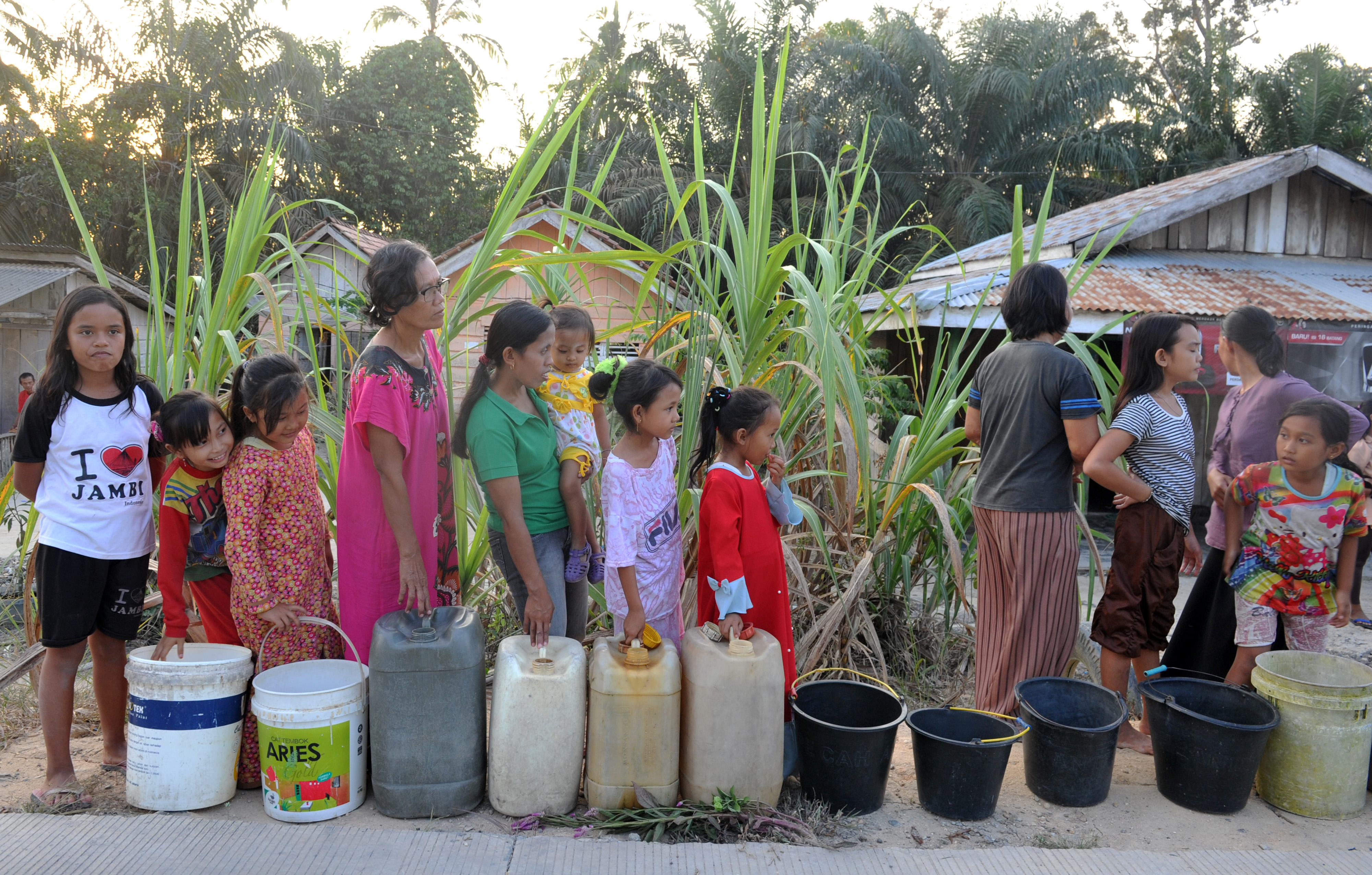Warga mengantre untuk mendapatkan air bersih dari Polda Jambi di Nyogan, Mestong, Muarojambi, Jambi, Jumat (2/8/2019).