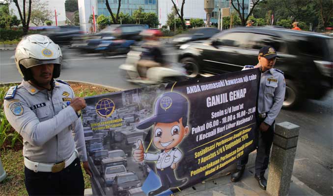 Sosialisasi perluasan area ganjil genapdari arah Benhil menuju Jalan Sudirman, Jakarta, Kamis (15/8/2019).