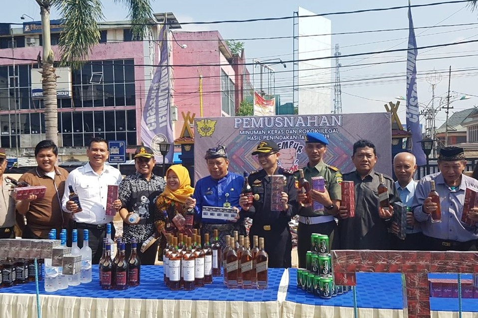 Bea Cukai Riau Amankan Jutaan Batang Rokok dan Miras Ilegal