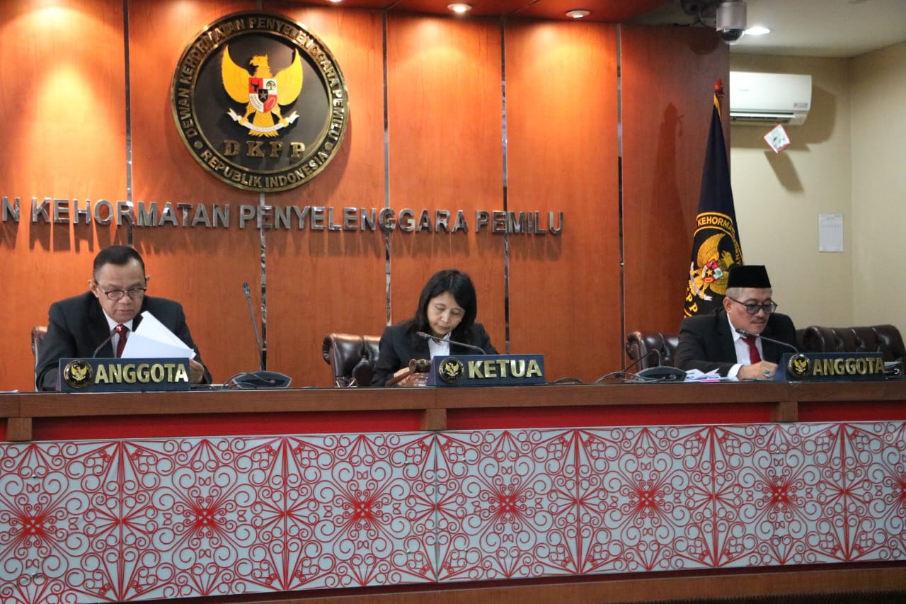 Anggota DKPP IDa Budhiati saat memimpin sidang DKPP dalam perkara Bawaslu Nias Selatan