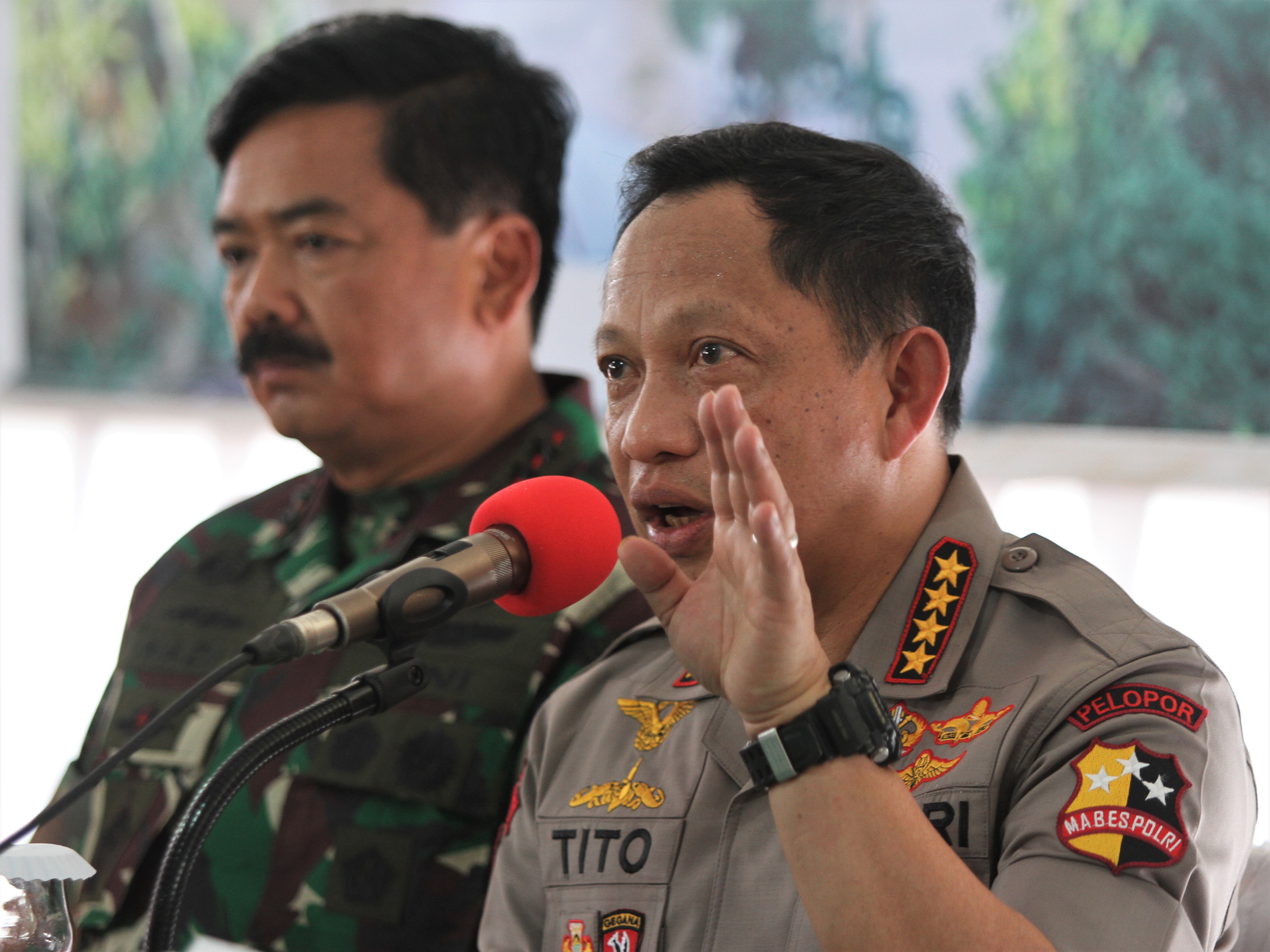 Kapolri Jenderal Pol Tito Karnavian (Kanan) dan Panglima TNI Marsekal TNI Hadi Tjahjanto (kiri)