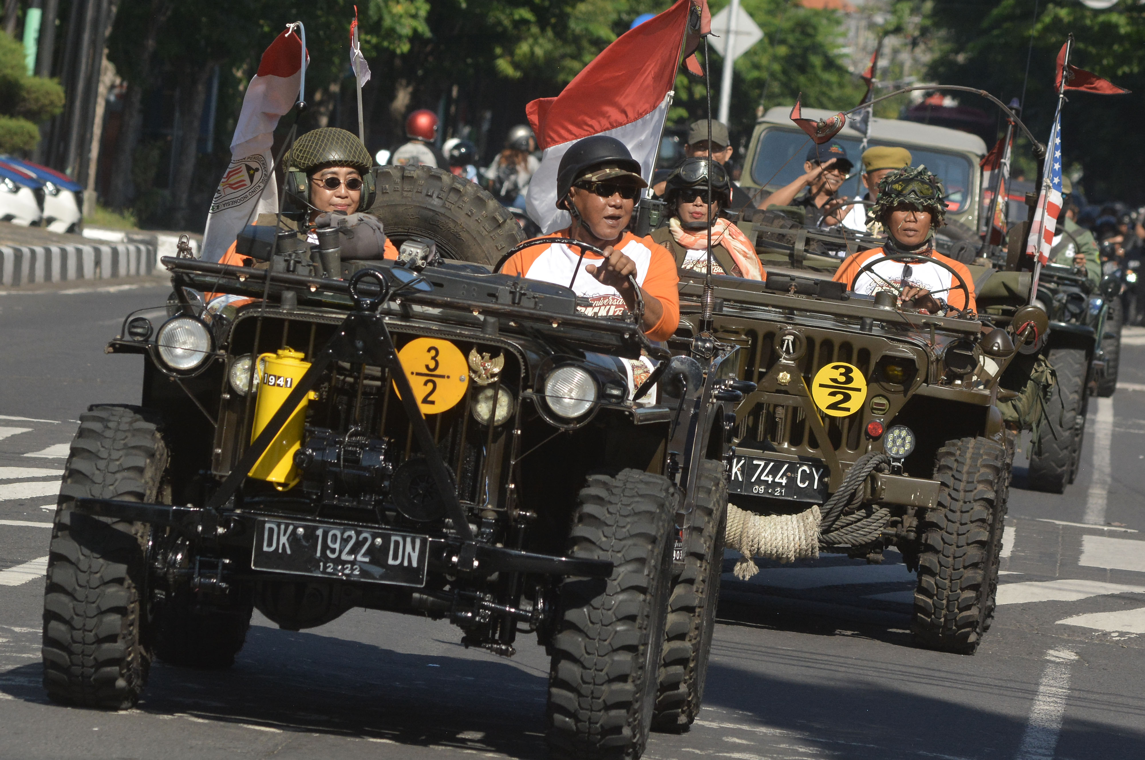 Sejumlah pemilik mobil klasik melintas saat mengikuti tur di kawasan Kota Denpasar, Bali