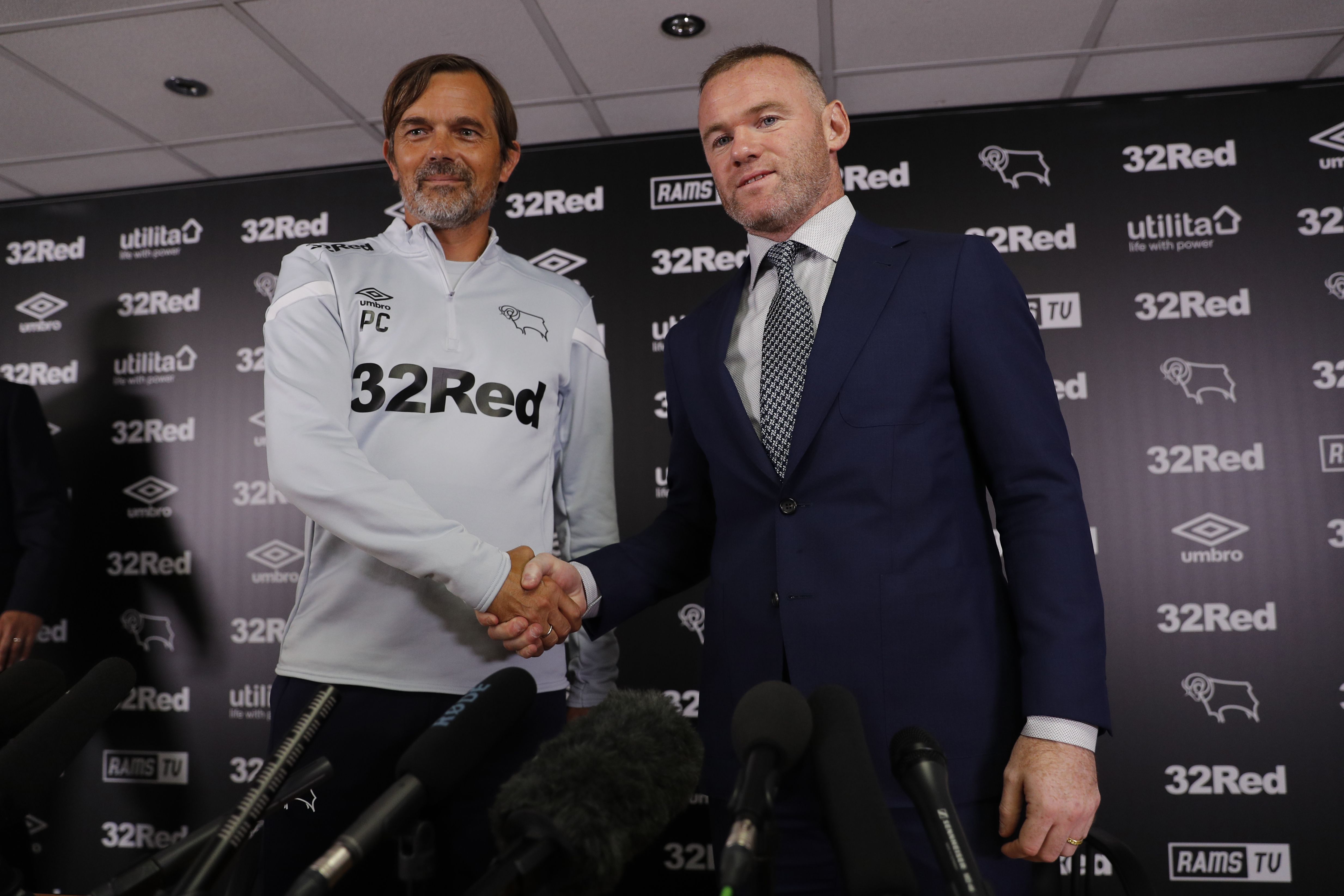 Wayne Rooney (kanan) bersama pelatih Derby County Phillip Cocu