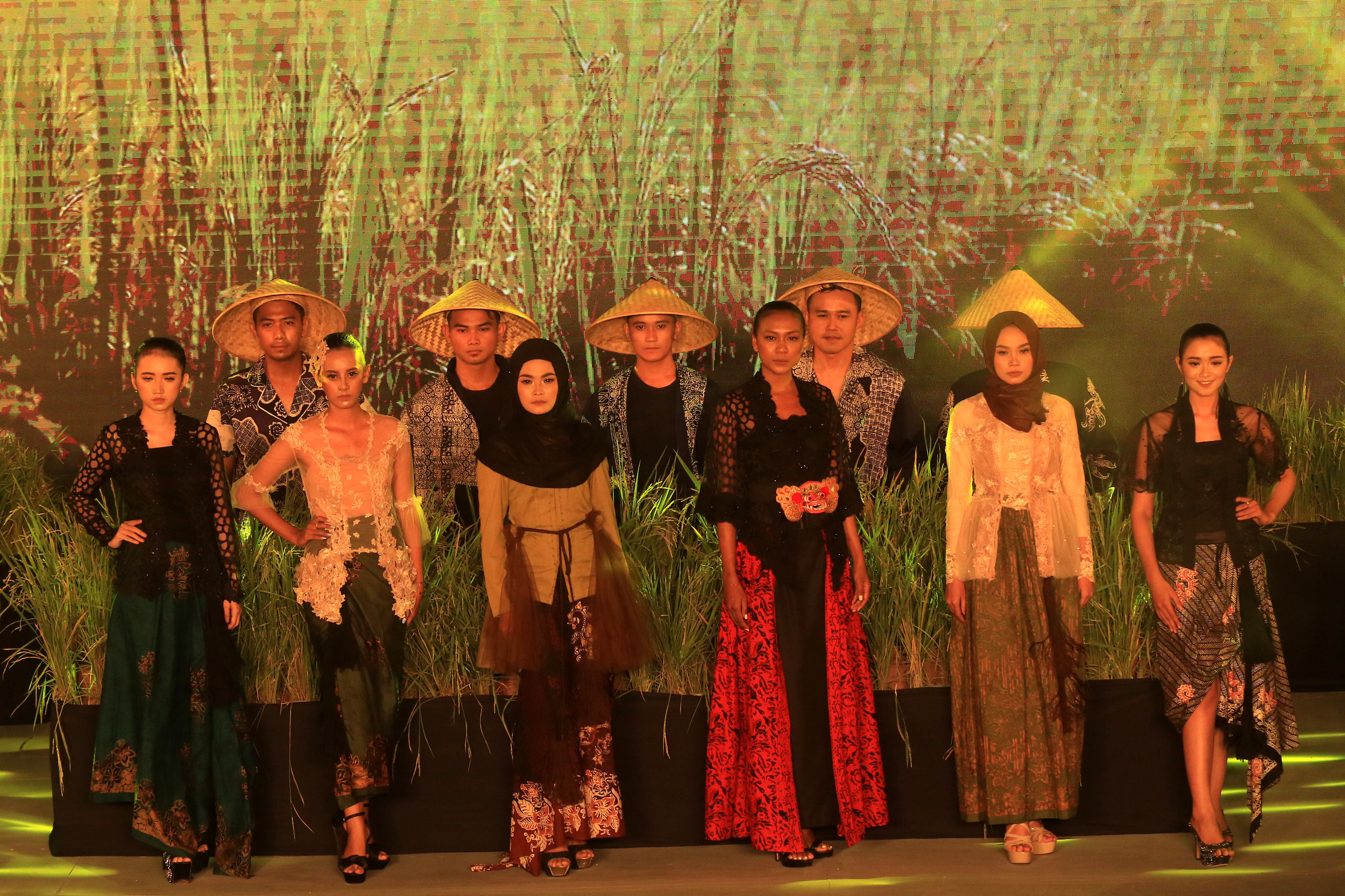  Model memperagakan busana Kebaya pada Festival kebaya