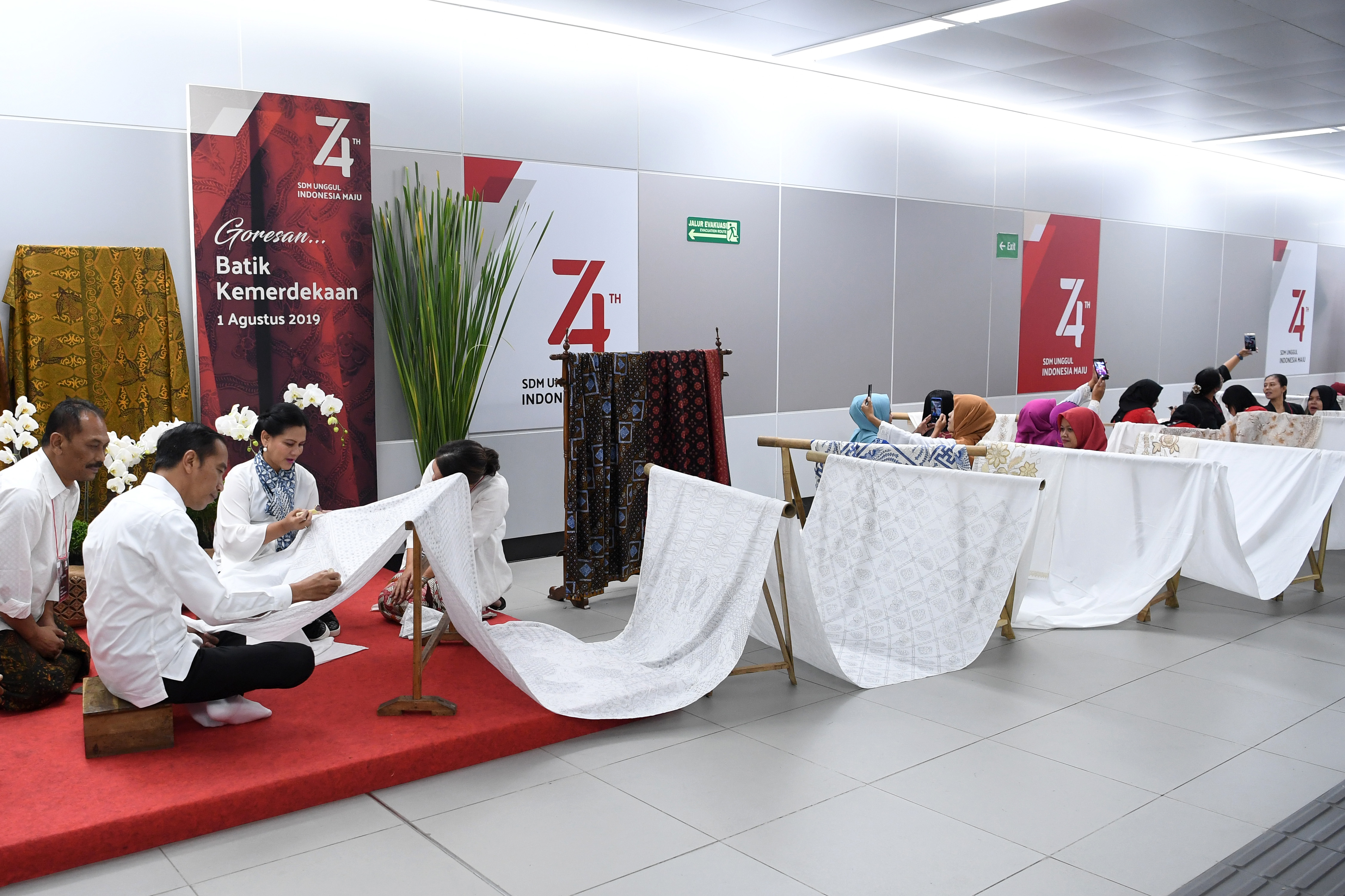 Presiden Joko Widodo bersama Ibu Negara Iriana mencanting batik di kegiatan Batik Kemerdekaan di Stasiun MRT Bundaran HI Jakarta.