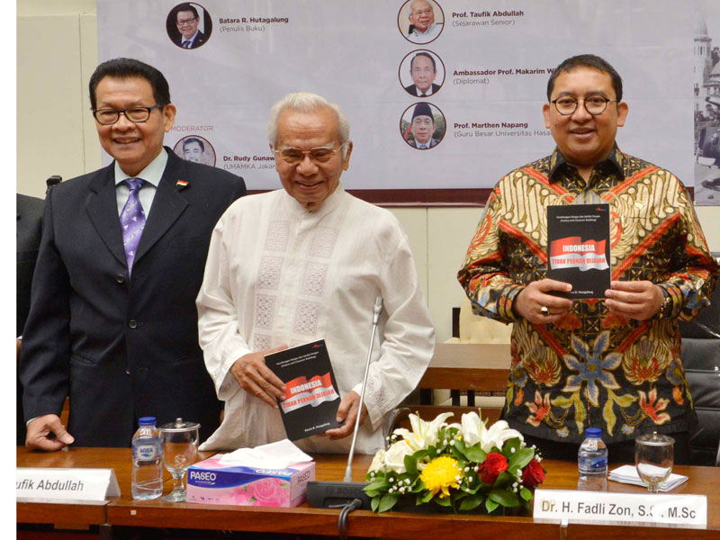 Wakil Ketua DPR Fadli Zon bersama dengan Penulis Batara R Hutagalung, Sejarawan Senior Taufik Abdullah.