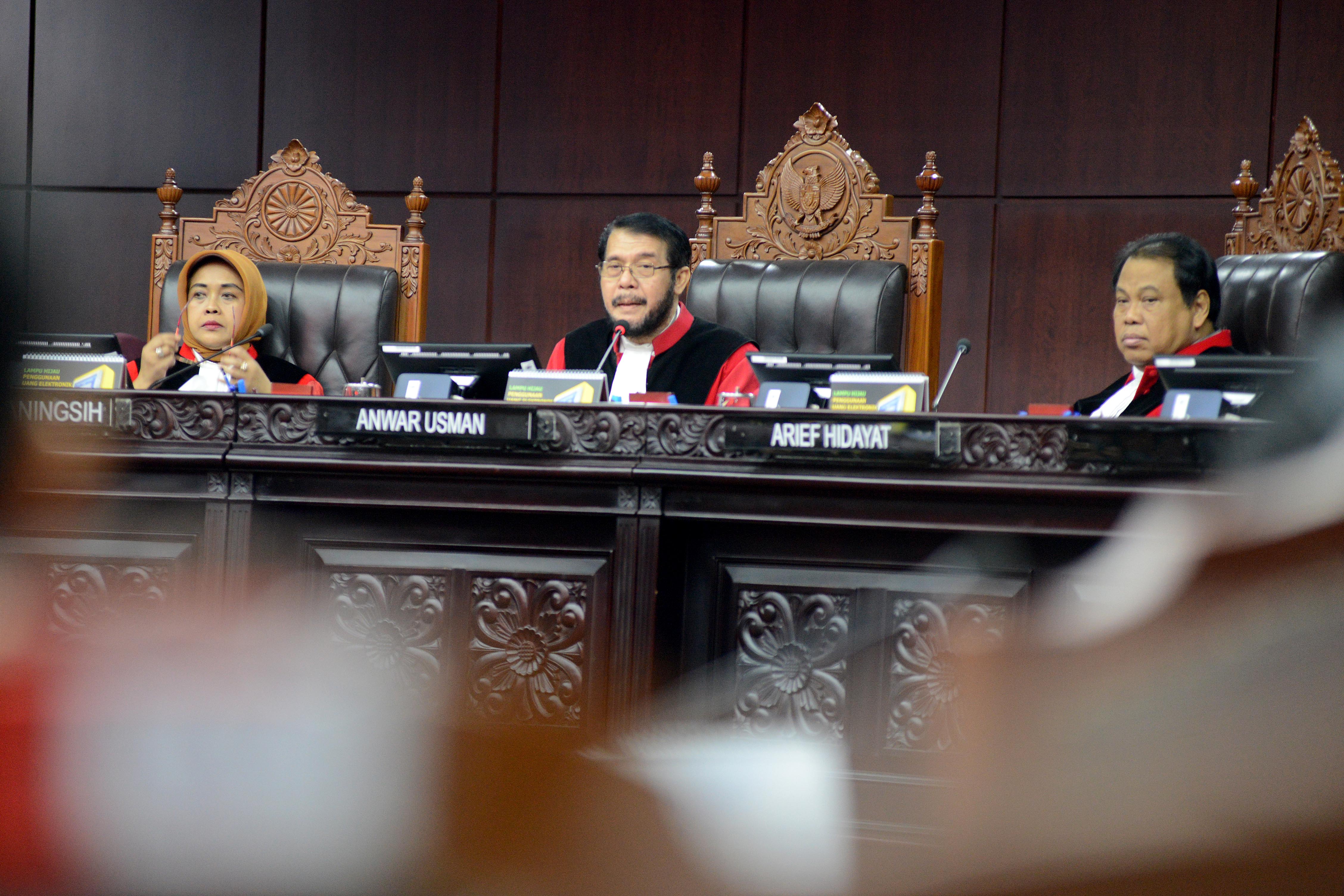 Majelis hakim yang dipimpin Ketua Mahkamah Konstitusi (MK) Anwar Usman (tengah) di gedung Mahkamah Konstitusi (MK), Jakarta.