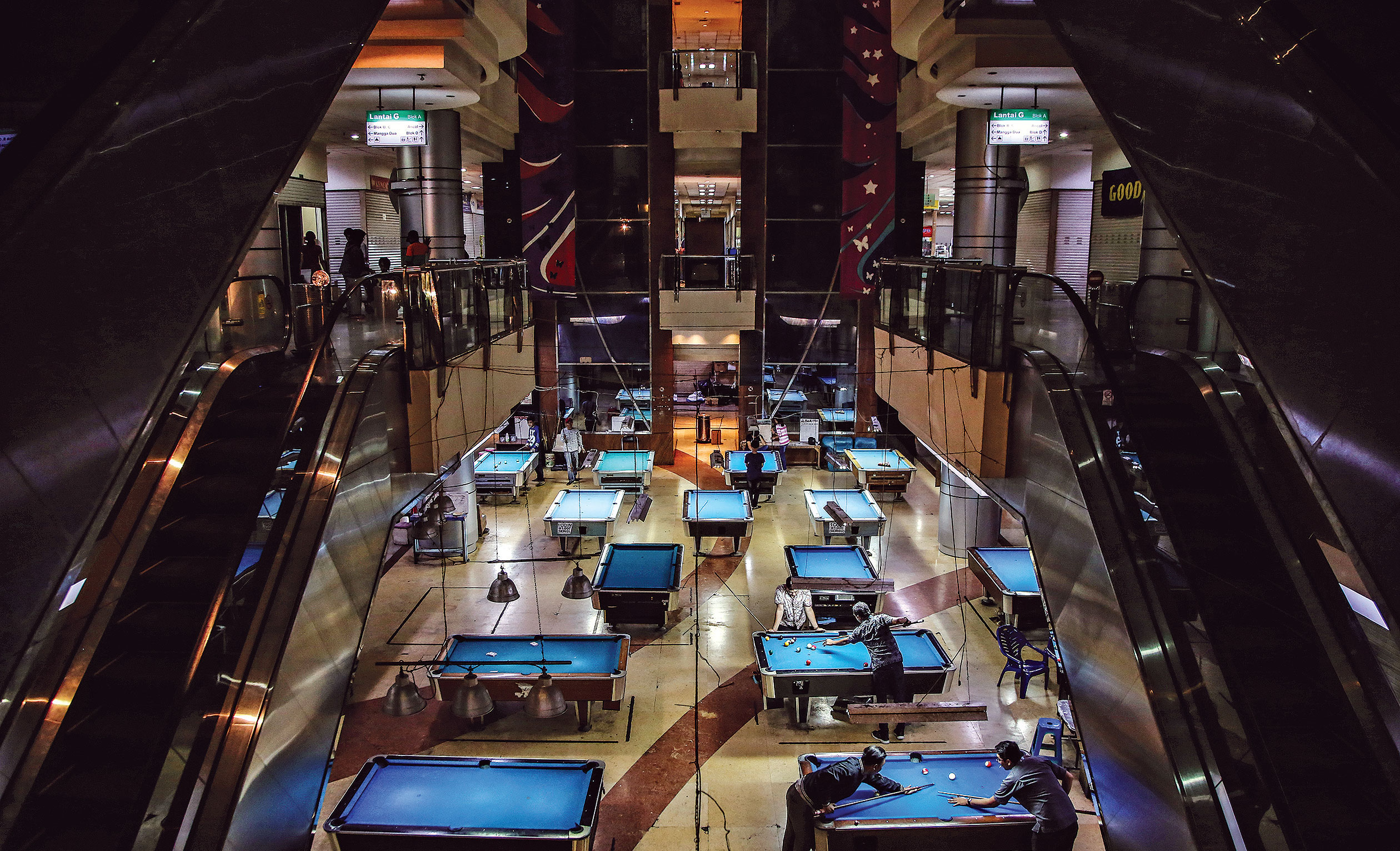 Lobi pusat perbelanjaan beralih fungsi menjadi arena biliar