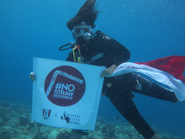 KFC Indonesia bersama 1.000 Guru dan Divers Clean Action Mengibarkan Bendera merah putih di Perairan Kaliq, Kepulauan Gili, NTB.