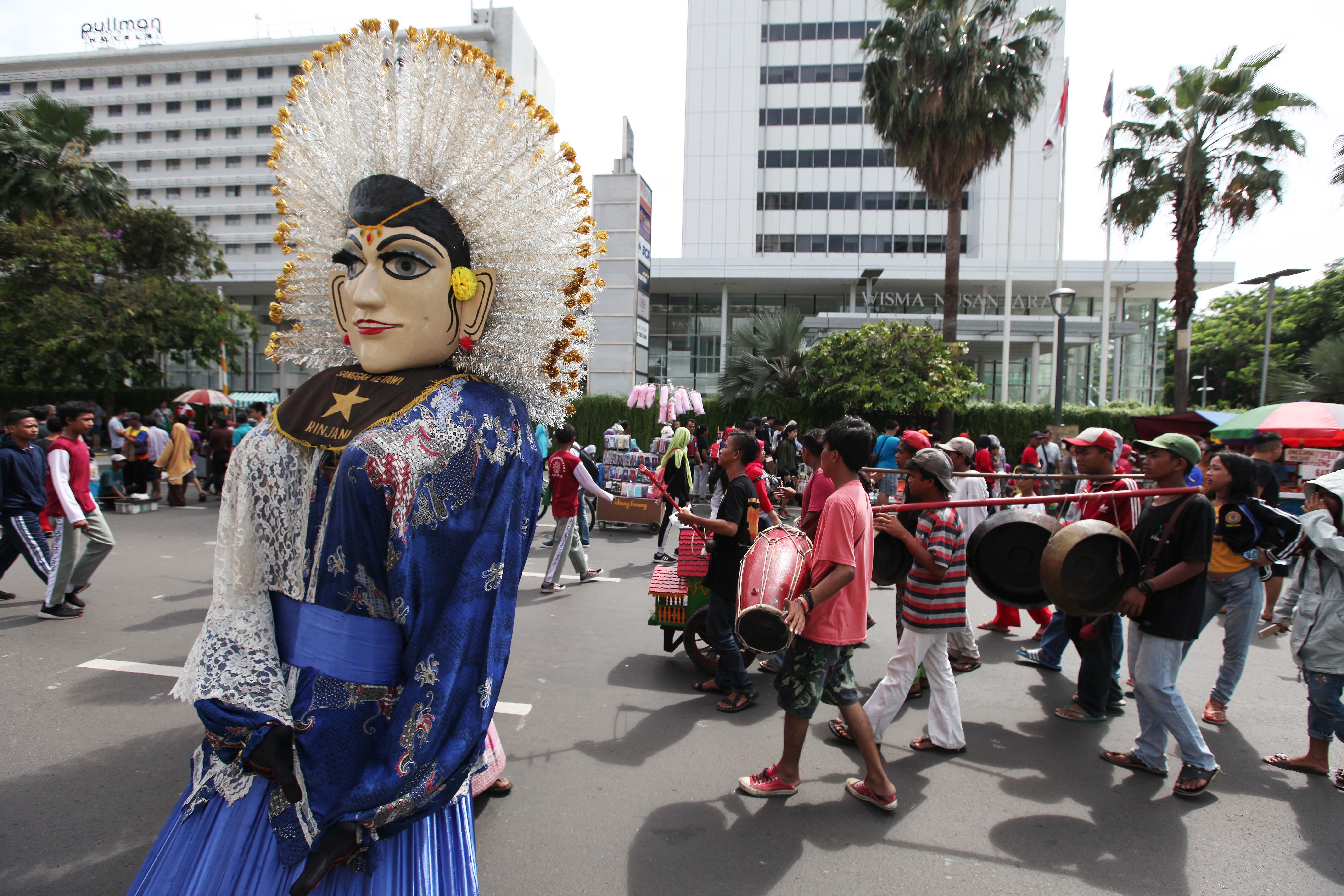 ilustrasi -- ondel-ondel melintas di kawasan Hari Bebas Kendaraan Bermotor di Bundaran HI, Jakarta Pusat.
