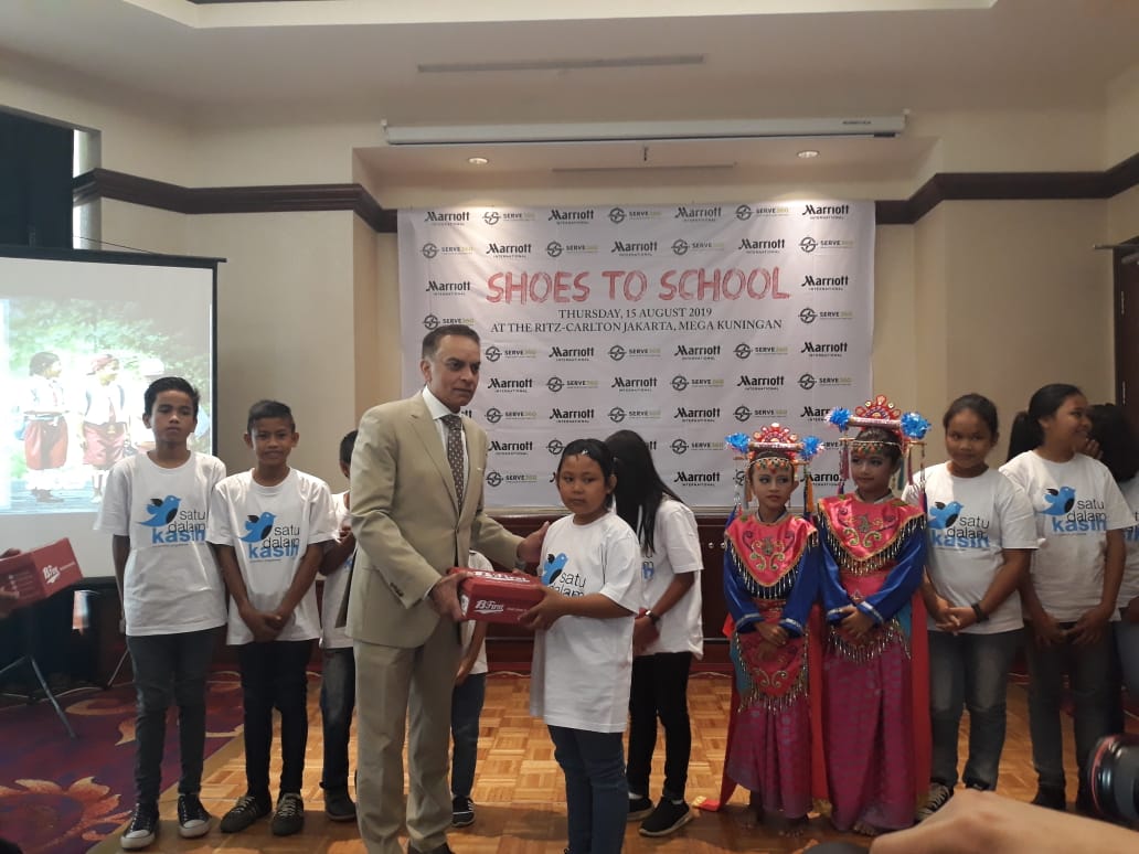 Nagesh Chawala, Managing Director of JW Marriott Hotel Jakarta and Ritz Carlton, memberikan sumbangan secara simbolis di Jakarta.