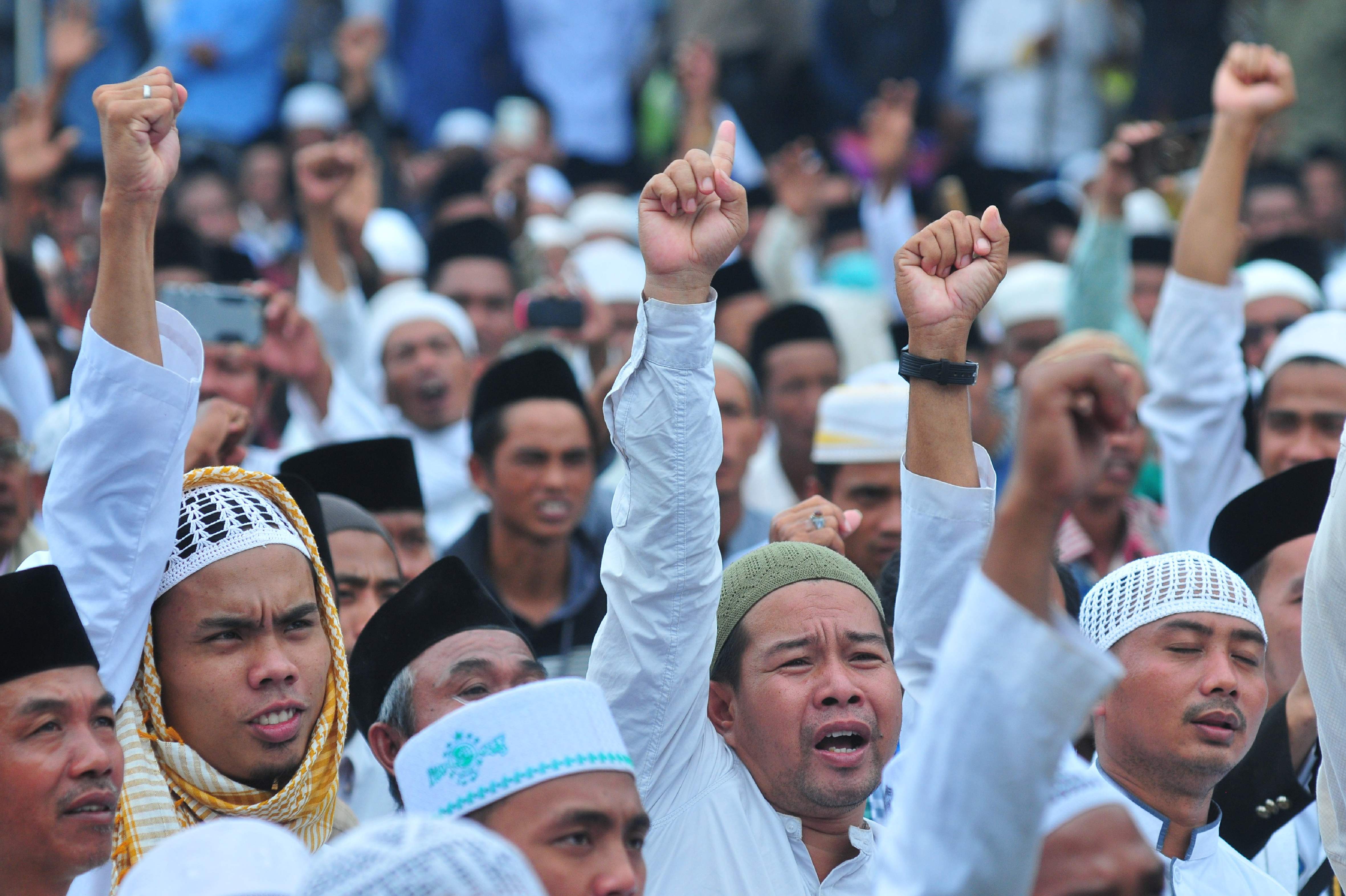 Massa FPI melakukan aksi demonstrasi di Pamekasan