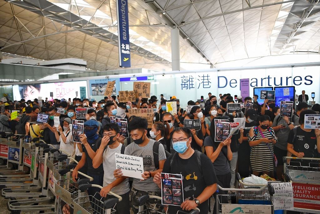 Suasana di Bandara Internasional Hong Kong yang dipenuhi demonstran dan sejumlah penerbangan ditunda.