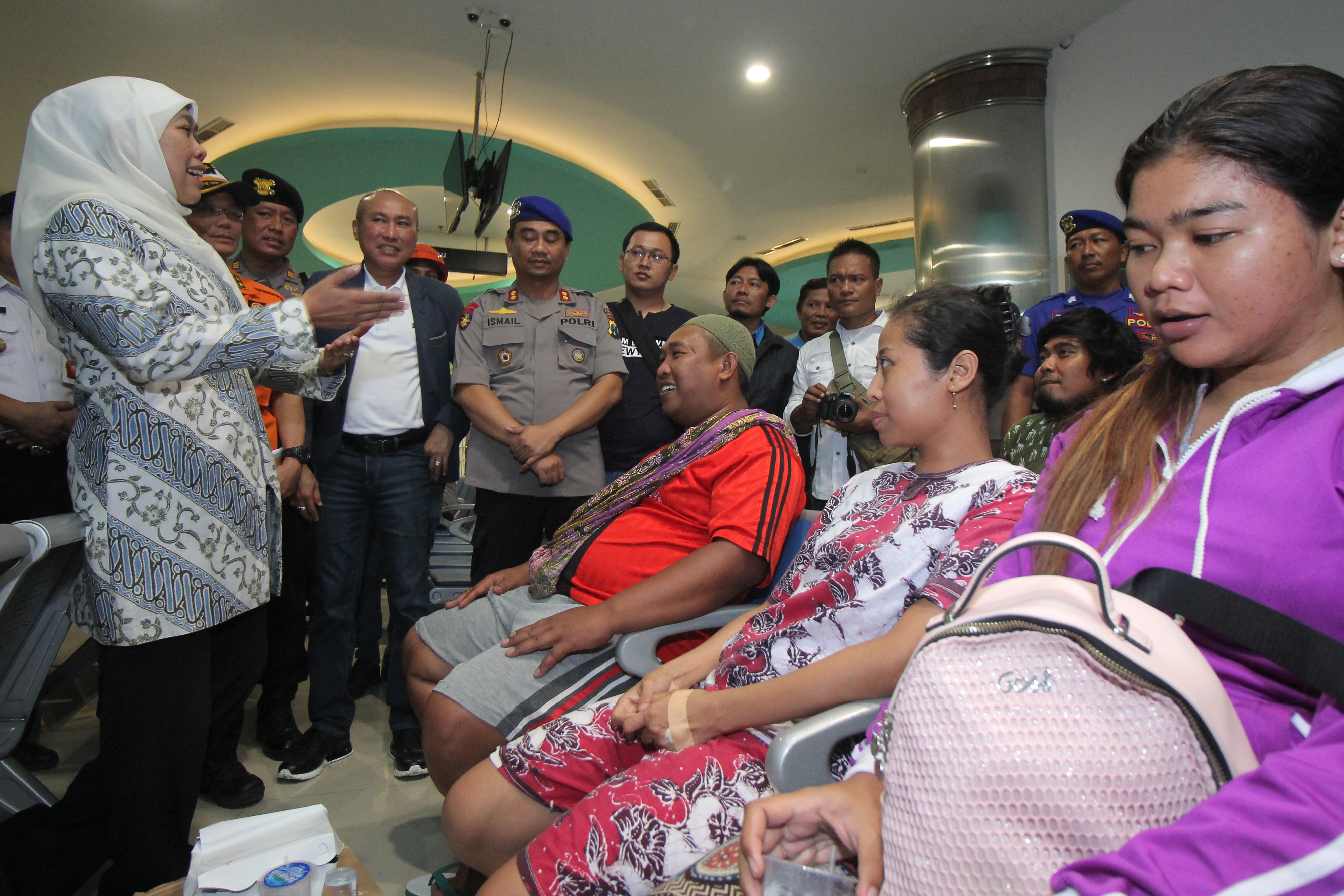 Gubernur Jawa Timur Khofifah Indar Parawansa menjenguk korban selamat terbakarnya KM Santika Nusantara, Sabtu (25/8).