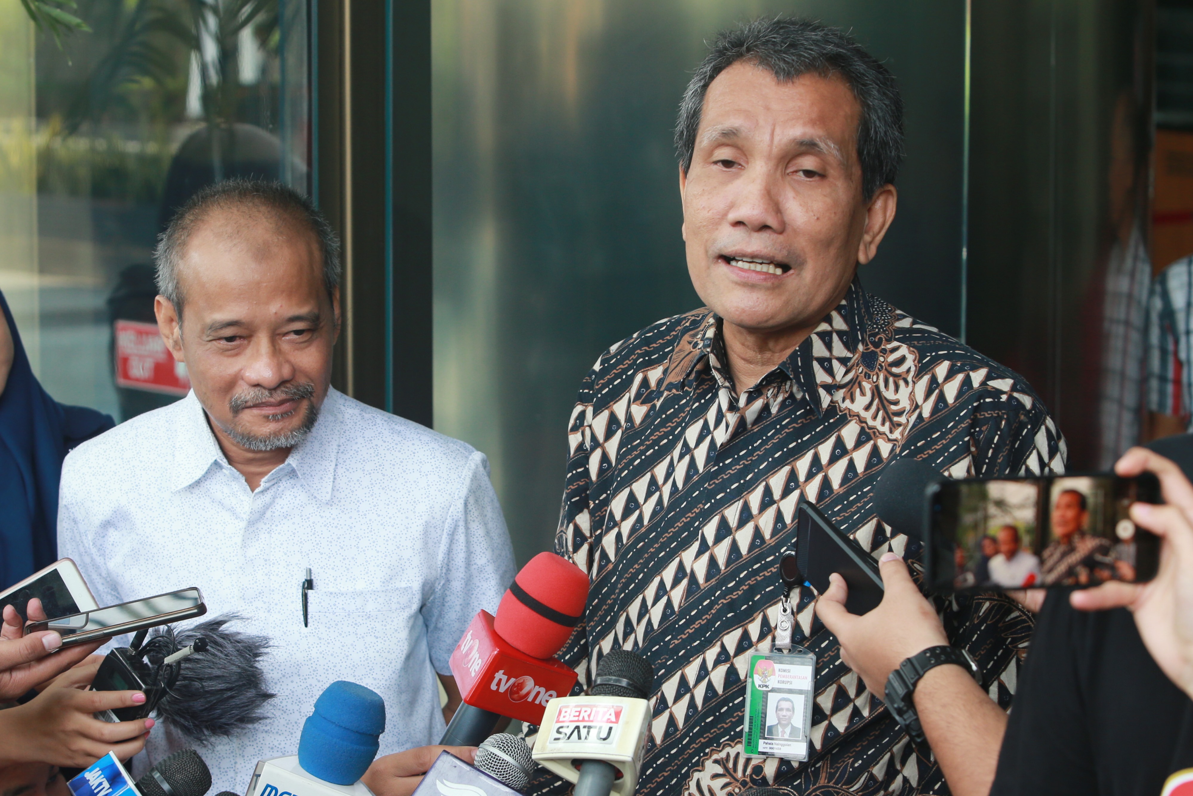 Ketua Pansus Hak Angket DPRD Sulawesi Selatan (Sulsel) Kadir Halid (kiri) bersama Deputi Pencegahan KPK Pahala Nainggolan, Kamis (8/8). 