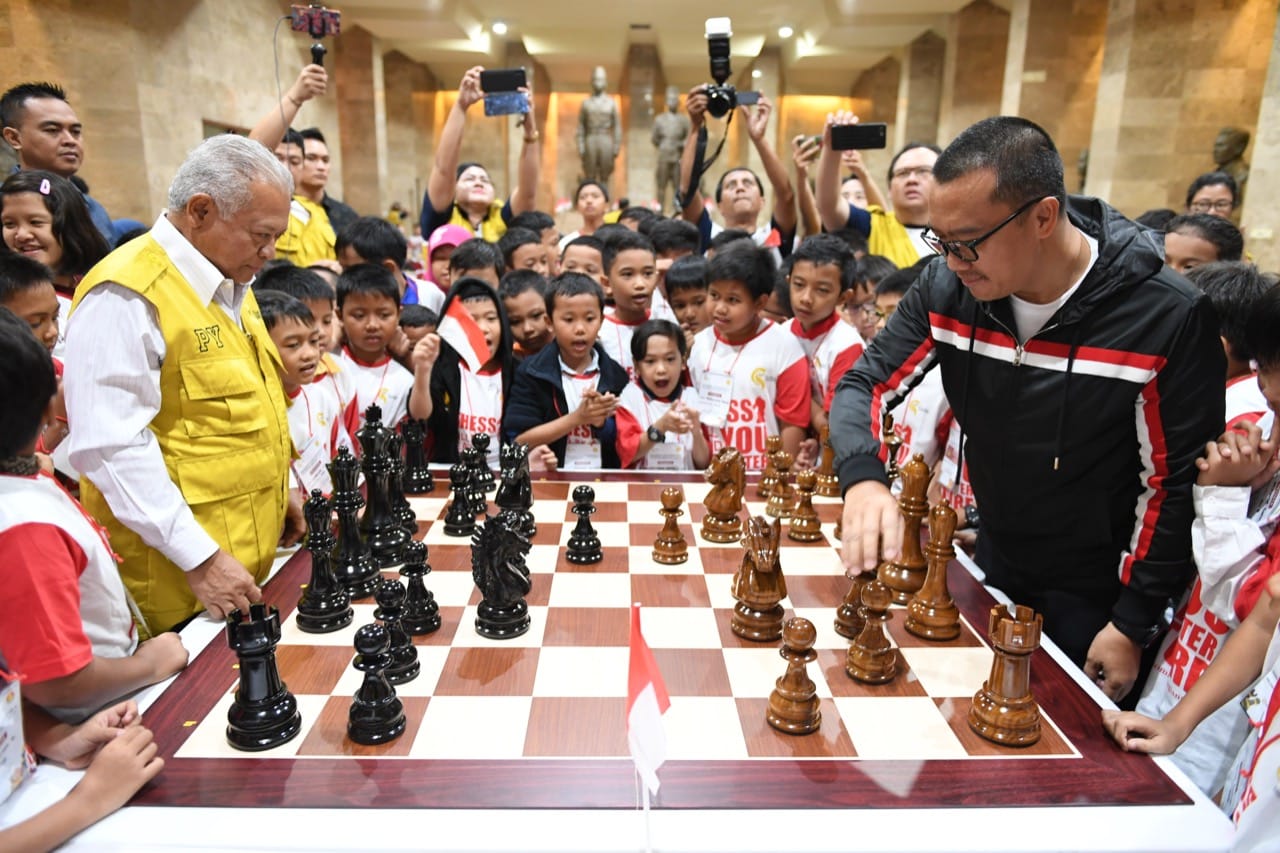 Acara dibuka dengan eksebisi catur cepat antara Menpora Imam Nahrawi melawan Pendiri PYC Purnomo Yusgiantoro.
