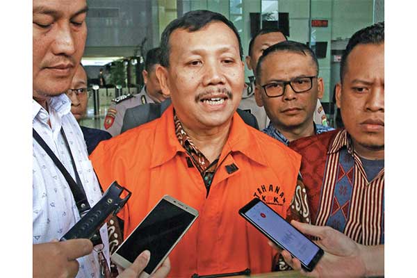 Sekretaris Daerah Jawa Barat Iwa Karniwa mengenakan rompi tahanan seusai menjalani pemeriksaan lanjutan di Gedung KPK, Jakarta, kemarin.