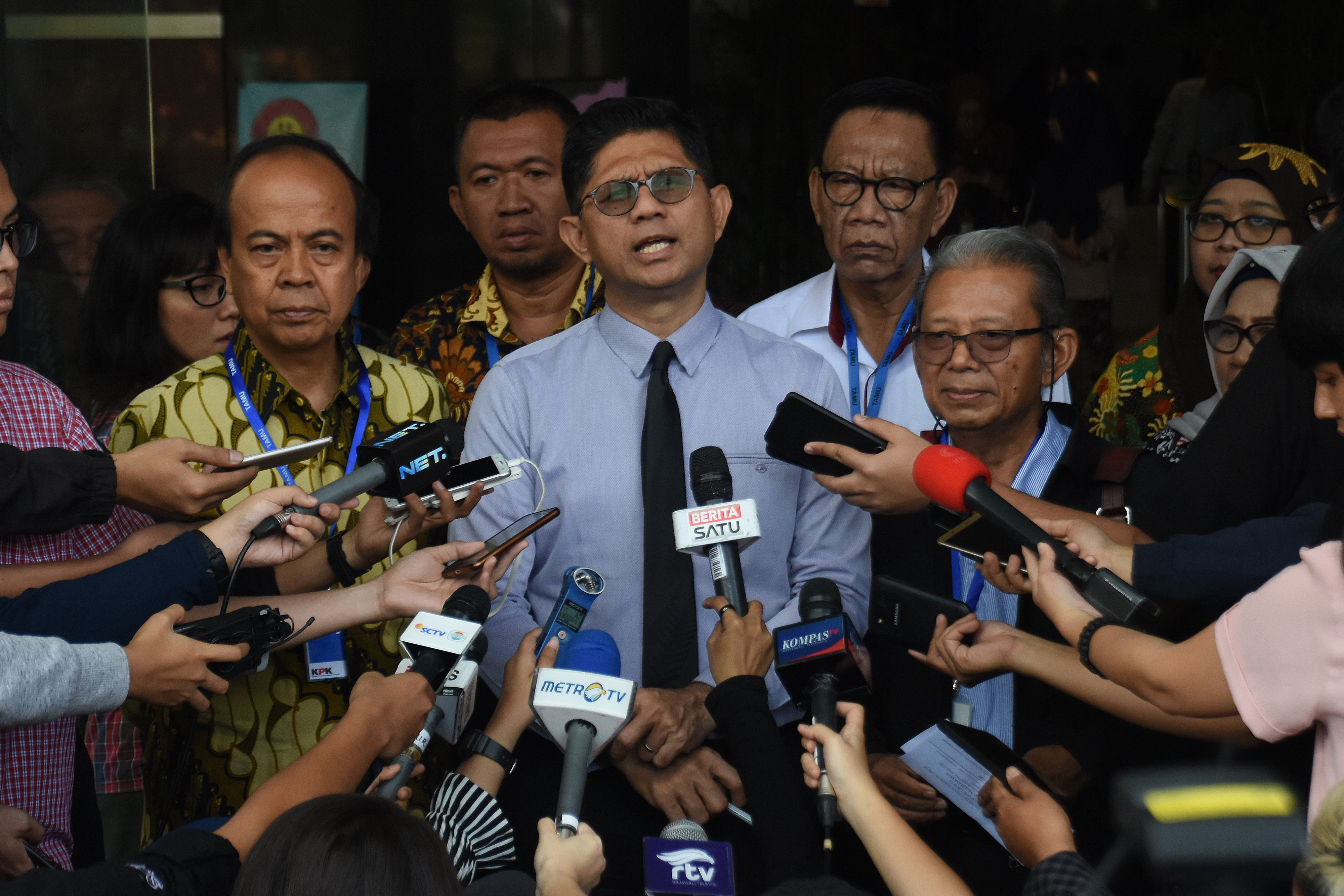 UNJ GANDENG KPK AWASI PEMILIHAN REKTOR: Wakil Ketua KPK Laode M Syarief (tengah) didampingi Ketua Senat UNJ Prof. Dr. Hafid Abbas (kiri), 