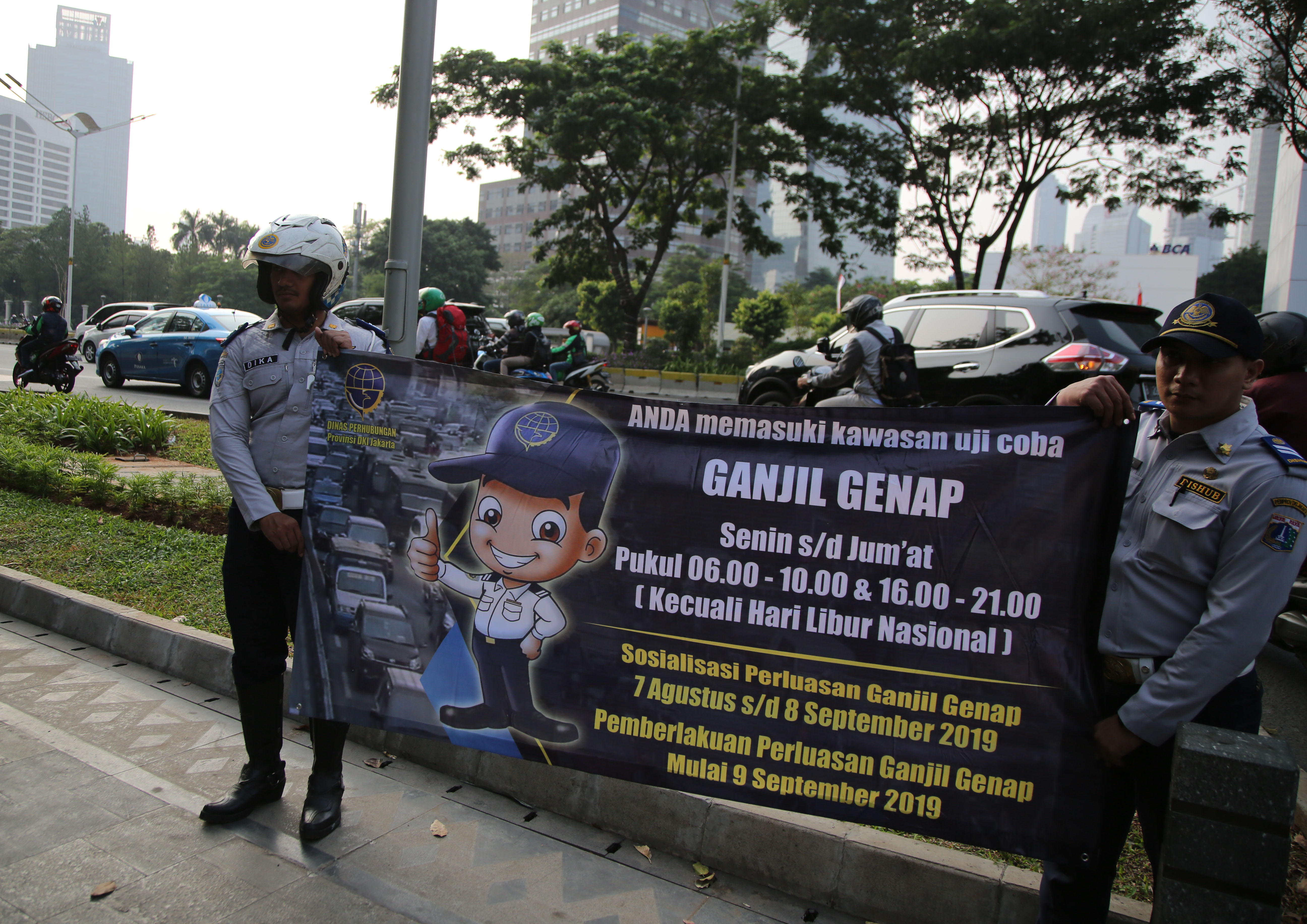 Petugas Dinas Perhubungan DKI Jakarta melakukan sosialisasi perluasan area ganjil genap dari arah Benhil menuju Jalan Sudirman, Jakarta.