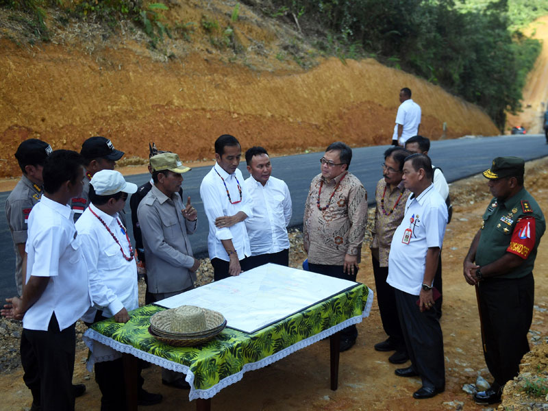 Presiden Joko Widodo (tengah) didampingi sejumlah pejabat terkait melihat peta kawasan salah satu lokasi calon ibu kota negara.