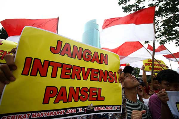 Massa dari Kelompok Pemuda Kawal KPK melakukan aksi unjuk rasa di depan Gedung KPK, Jakarta, Jumat (30/8/2019).