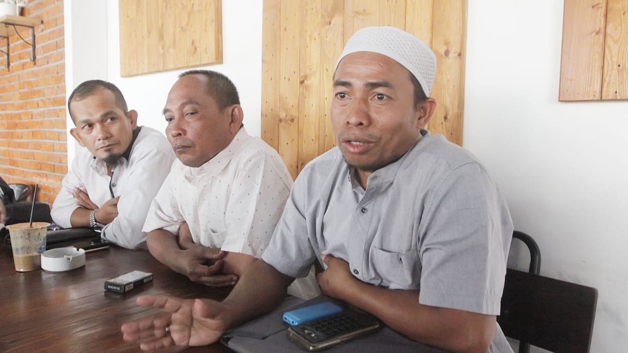 Dari kanan: ahli waris muhammad Basir, Safri dan Hendra sebagai pendamping keluarga 