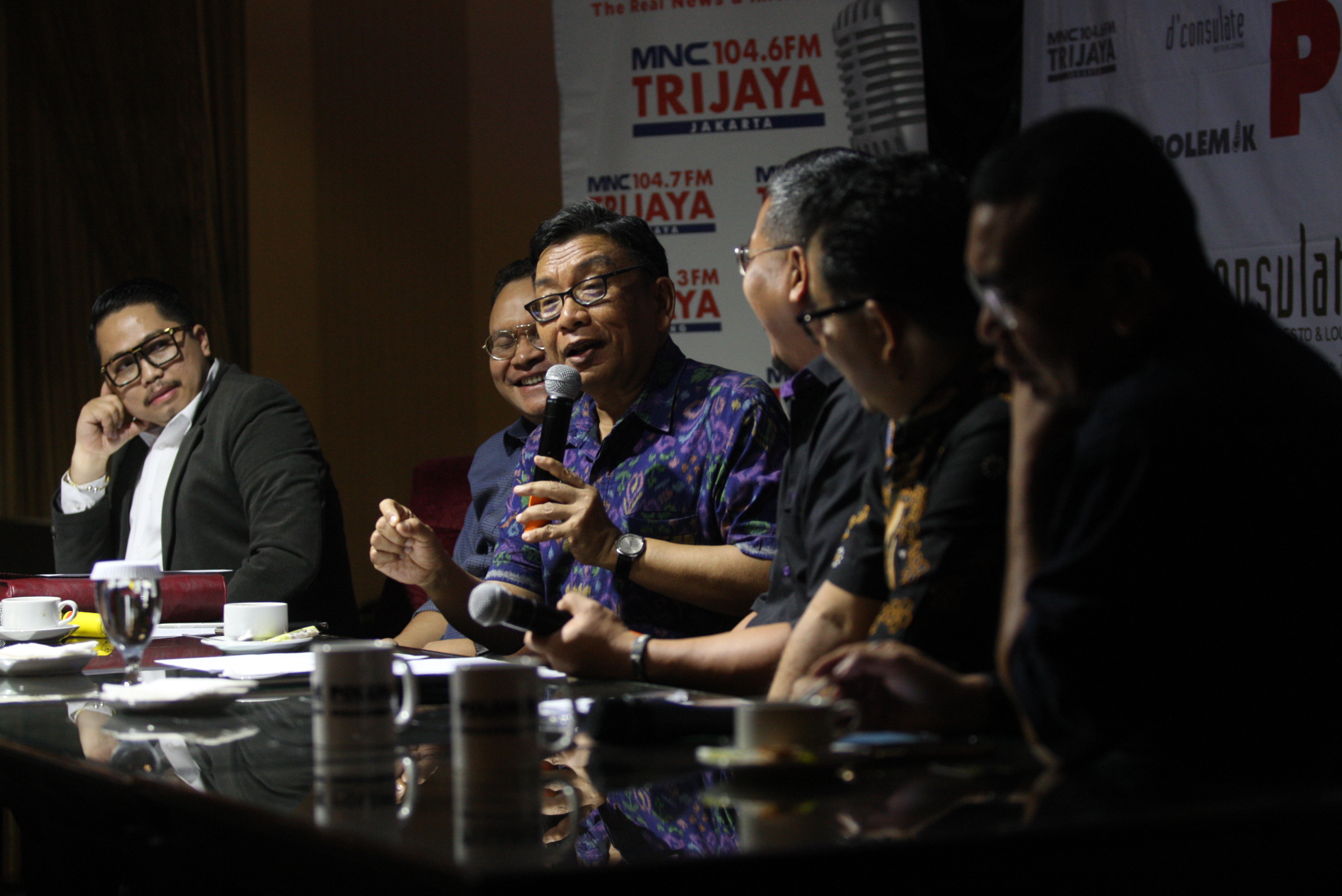 DISKUSI POLEMIK GUNDAH IBUKOTA DIPINDAH :  kiri Pakar Hukum Tata Negara Muhammad Rullyandi,  Robert Endi Jaweng , Sejarawan LIPI Asvi Warman