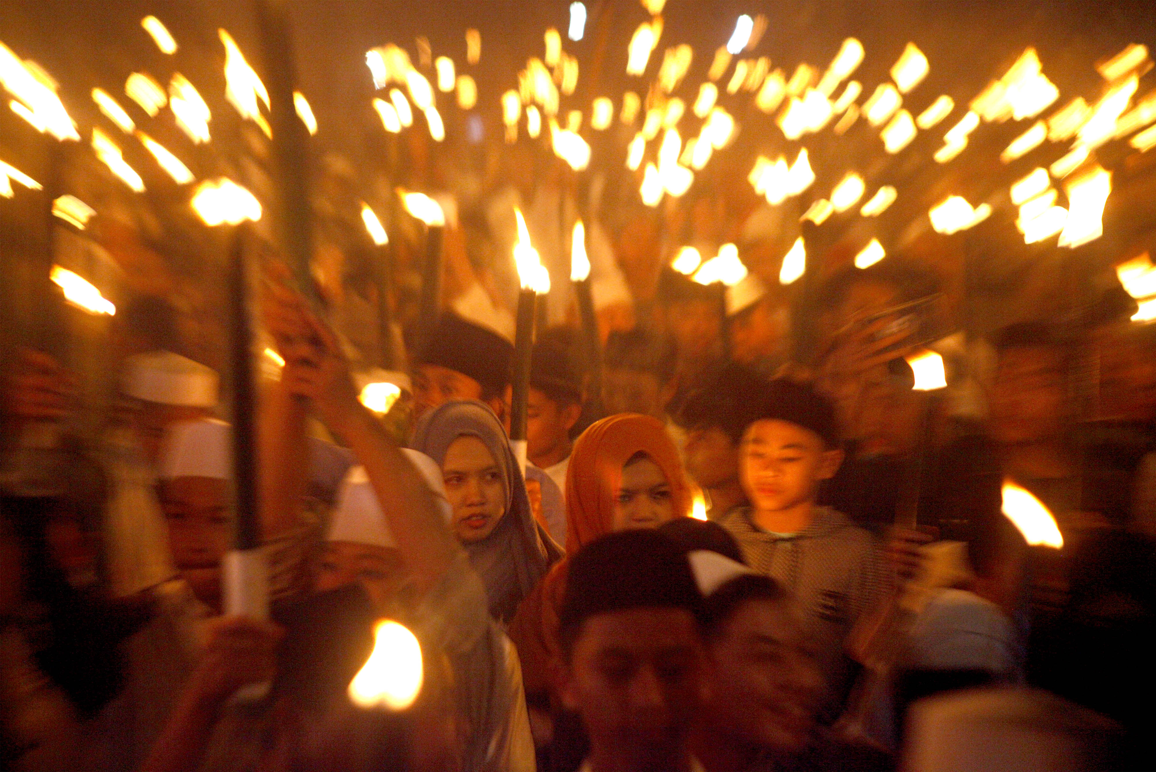 Ilustrasi--Warga membawa obor ketika mengikuti pawai menyambut Tahun Baru Islam di Jalan Raya Puncak, Bogor