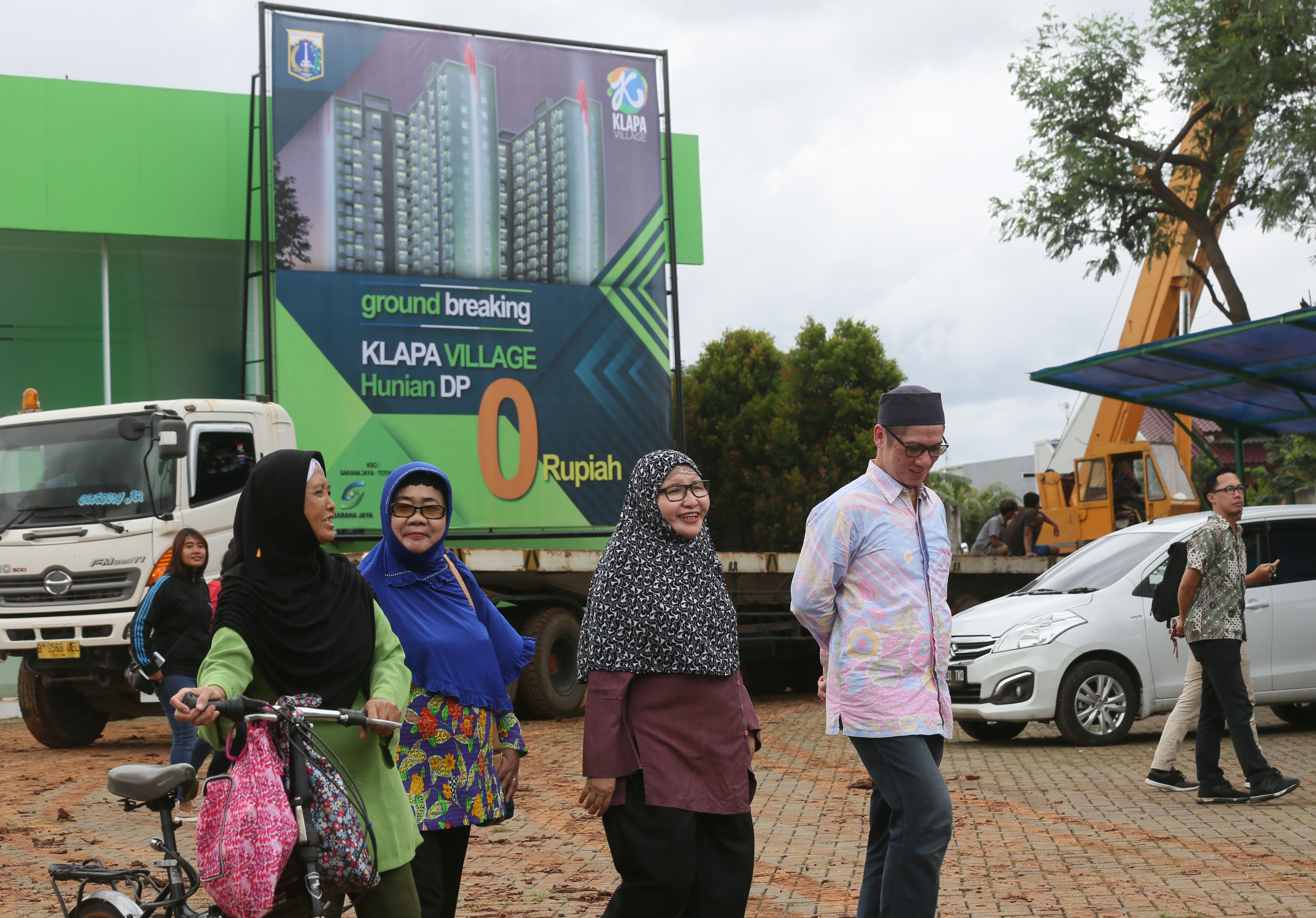Warga mendatangi lokasi proyek perumahan DP 0 rupiah yang menjadi salah satu program Gubernur DKI Jakarta Anies Baswedan.