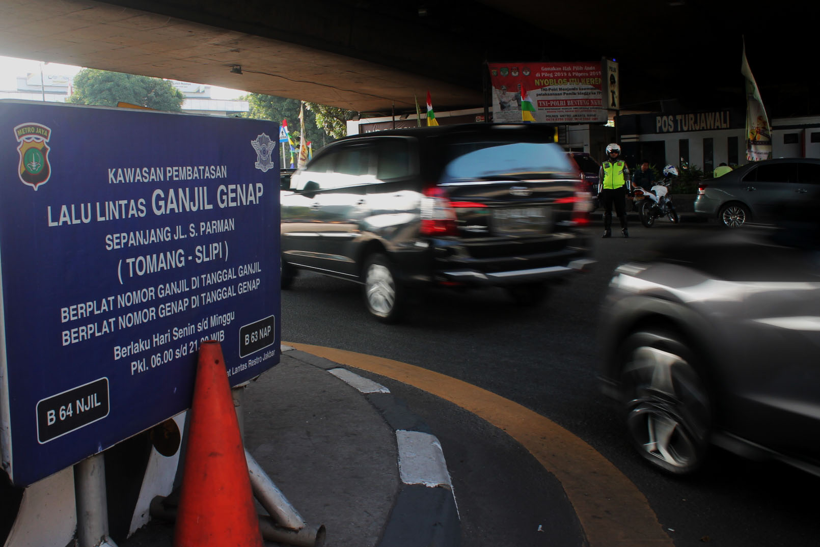 Rambu informasi perluasan ganjil genap Tomang-Slipi mulai terpasang di Simpang Tomang, Jakarta Barat.