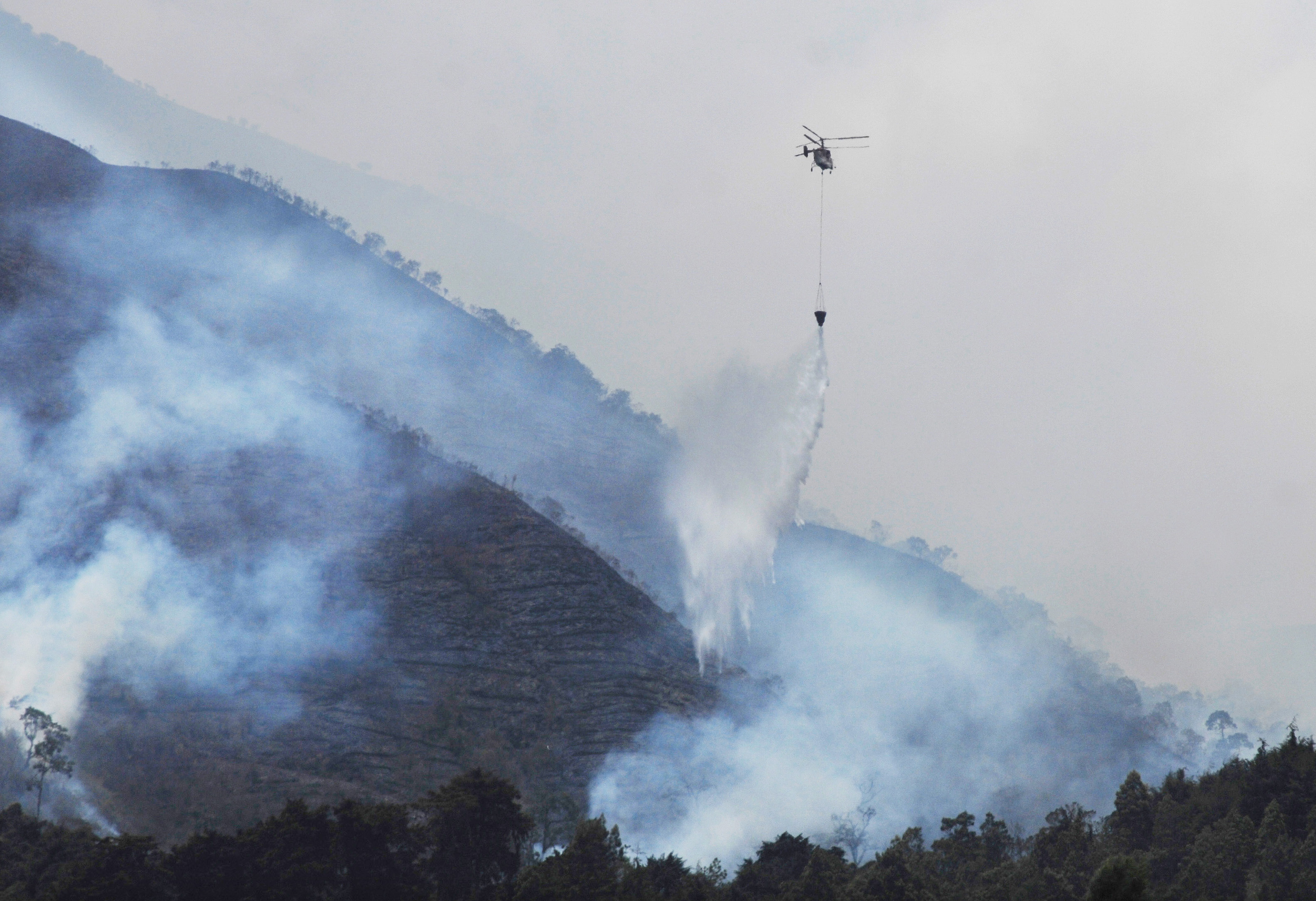 Helikopter Kamov Ka-32A 11BC melakukan 