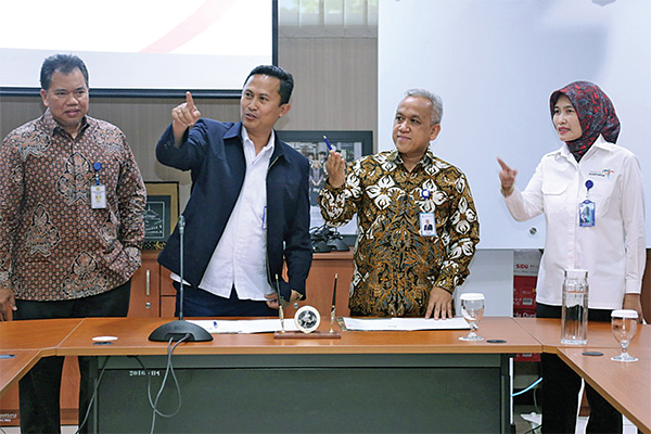 Dirut Jasa Tirta II Saefudin Noer (kedua kanan) dan Ketua STP NHI Bandung Faisal (kedua kiri)  di Kampus STP NHI Bandung