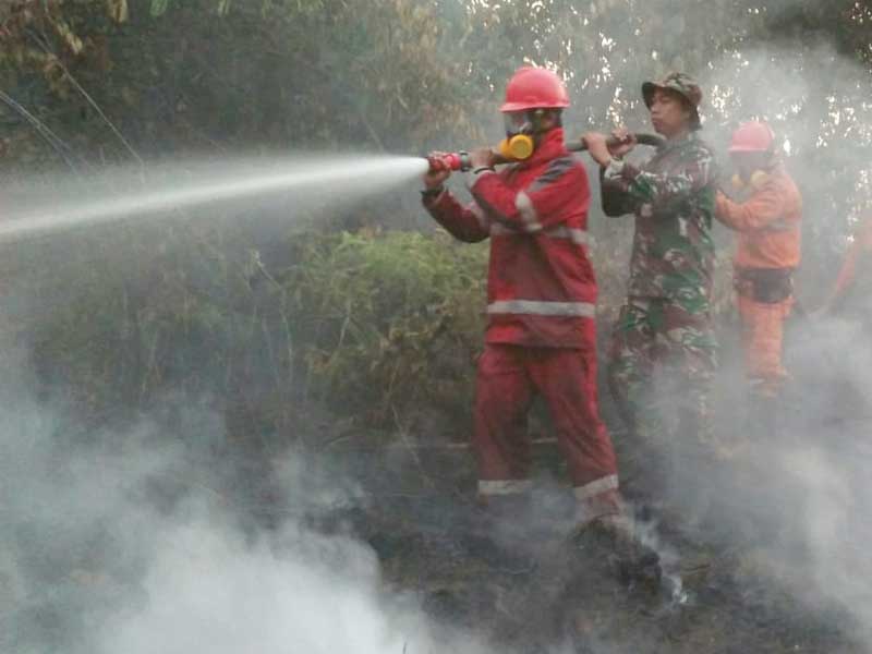 Penanggulangan Karhutla oleh tim terpadu di Kecamatan Sintang, Kabupaten Sintang, Kalimantan Barat.