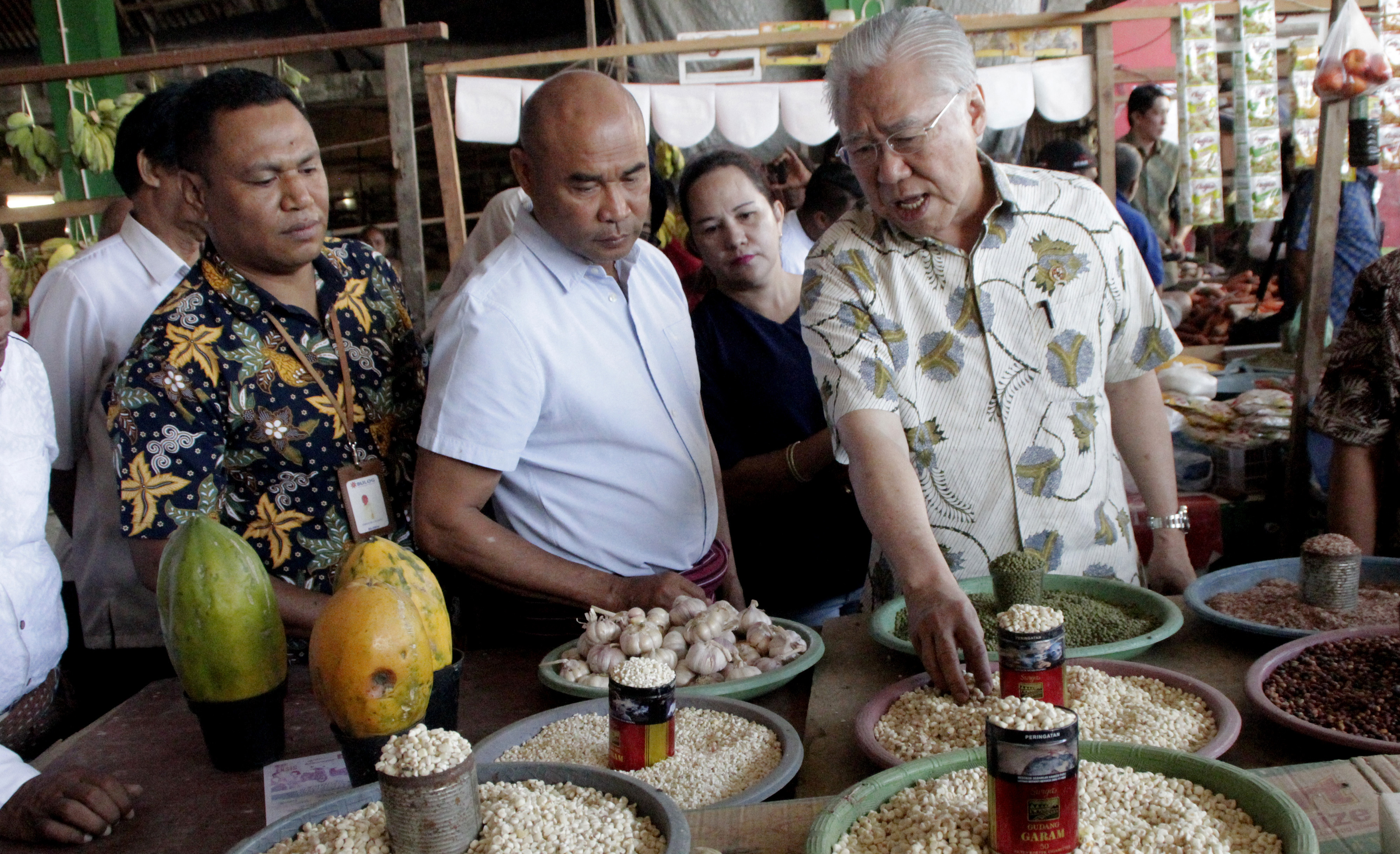 Menteri Perdagangan Enggartiasto Lukita (kanan) didampingi Gubernur NTT Viktor B Laiskodat (kedua kanan).