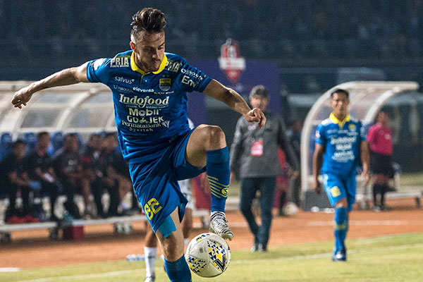  Pesepak bola Persib Bandung Rene Mihelic (kiri) berusaha menguasai bola