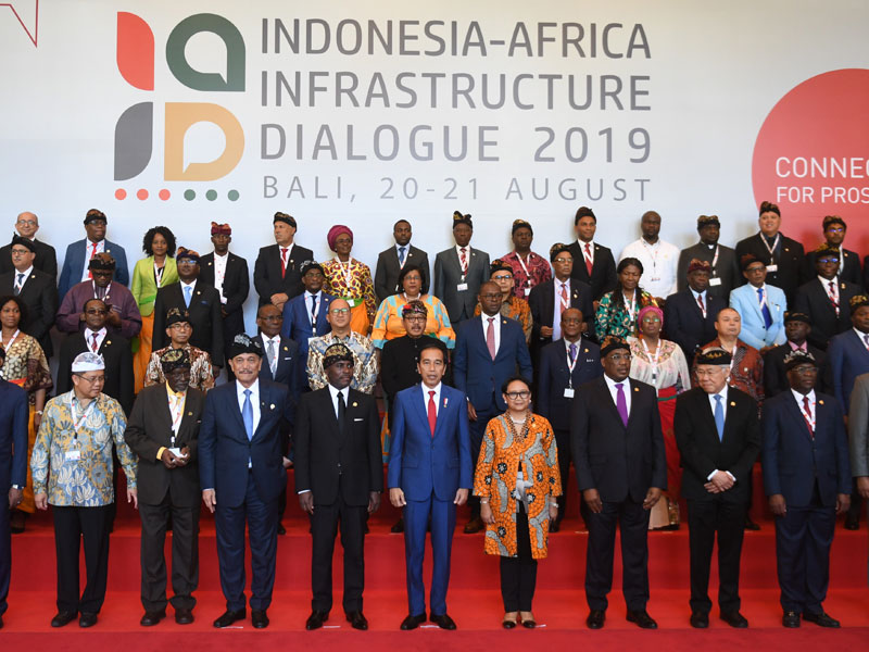  Presiden Joko Widodo dengan didampingi sejumlah menteri Kabinet Kerja berfoto bersama perwakilan delegasi negara-negara Afrika.