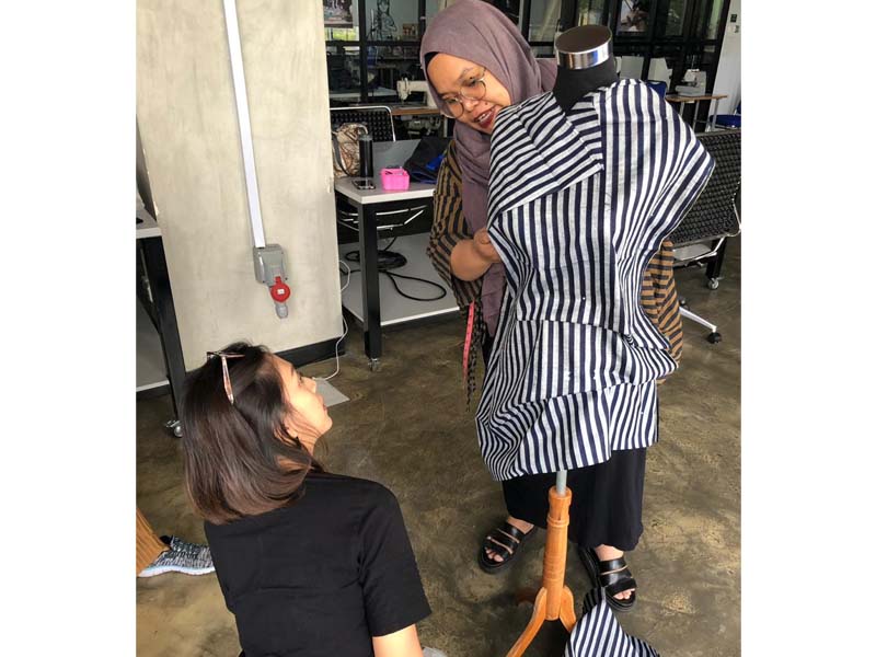 Desainer Yuchan memberi pengarahan kepada peserta workshop soal teknik drapery. 