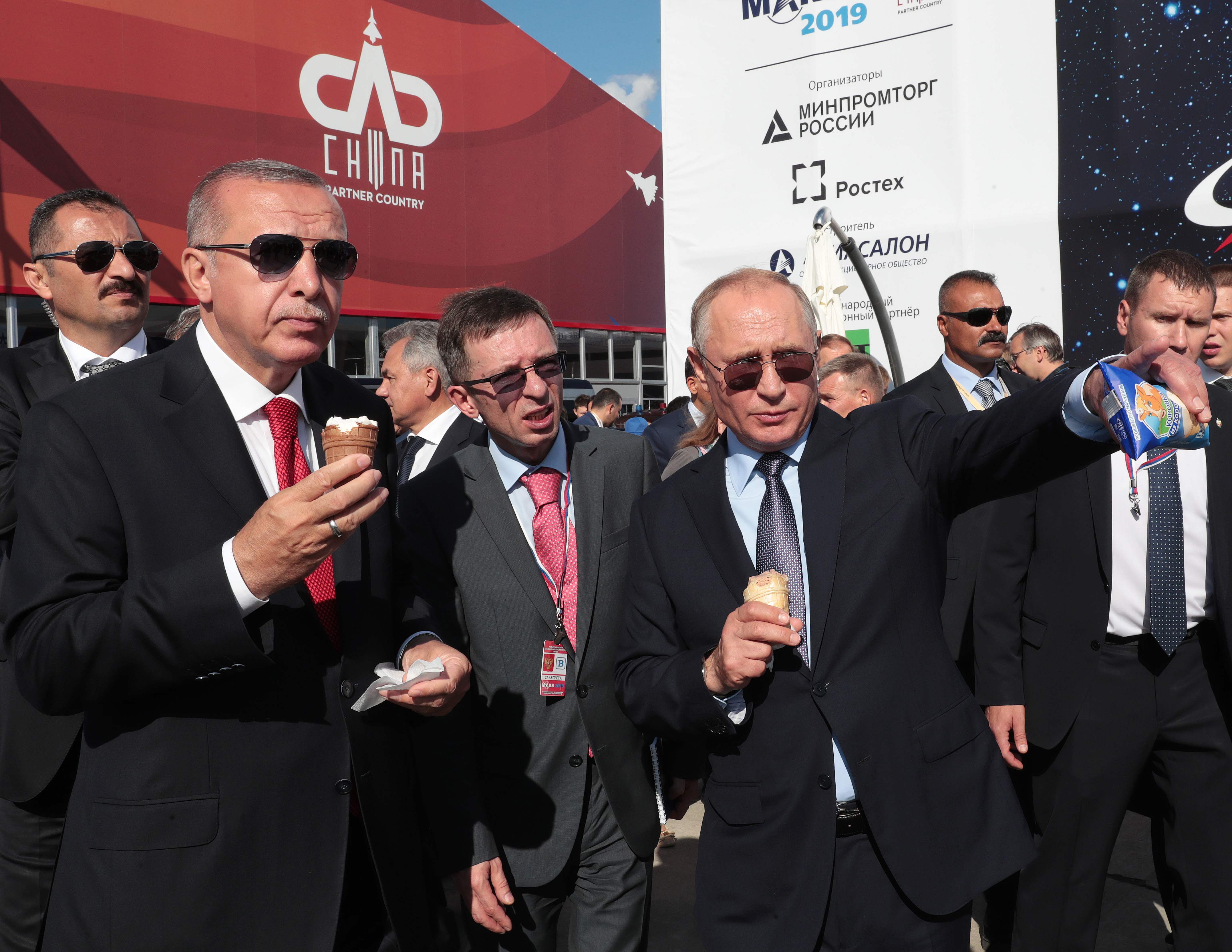 Presiden Rusia Vladimir Putin (kanan) bersama Presiden Turki Recep Tayyip Erdogan sedang makan es krim.